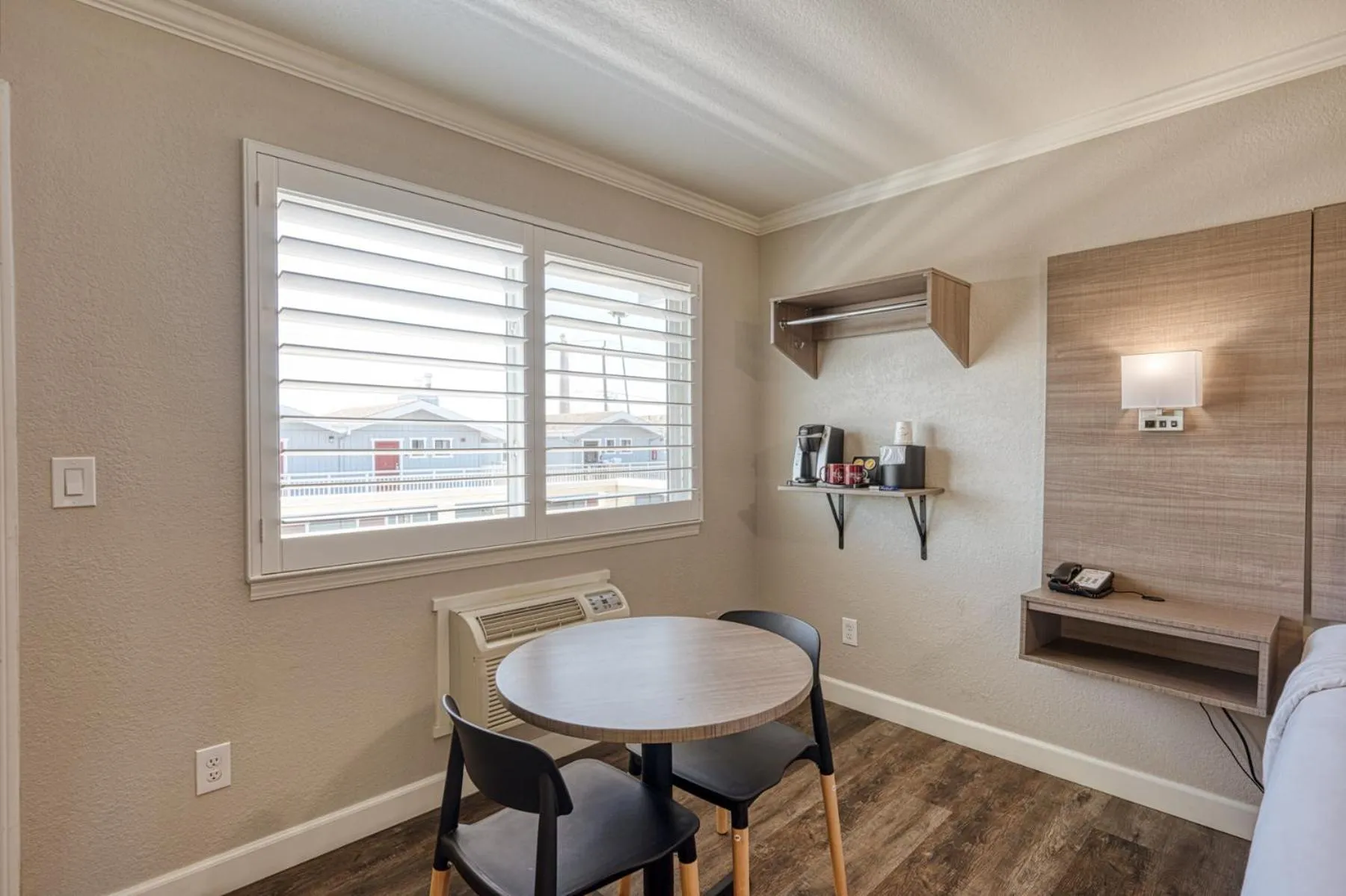 Bed in Harbor House Inn