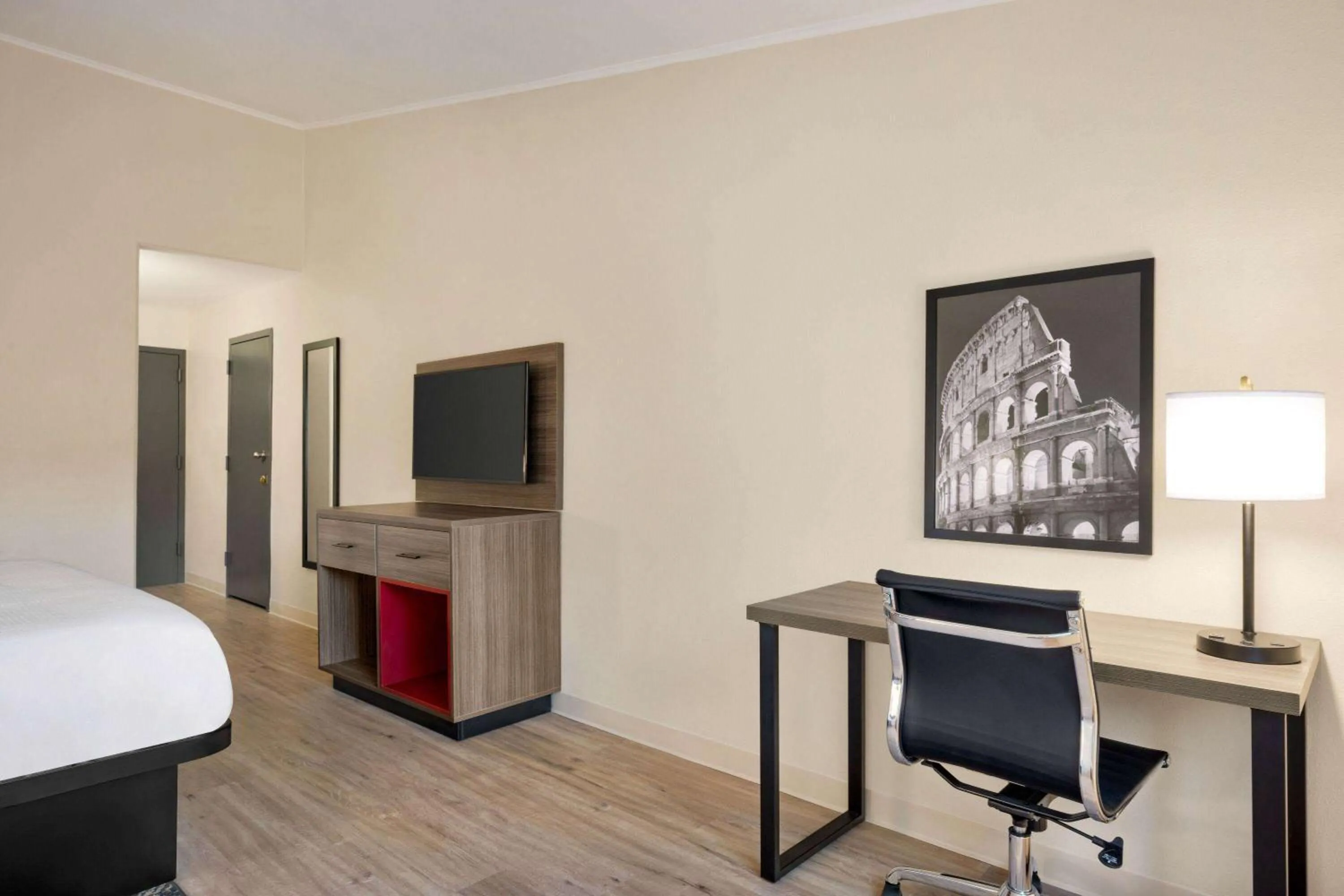 Photo of the whole room, Bed in Ramada by Wyndham Allentown Bethlehem