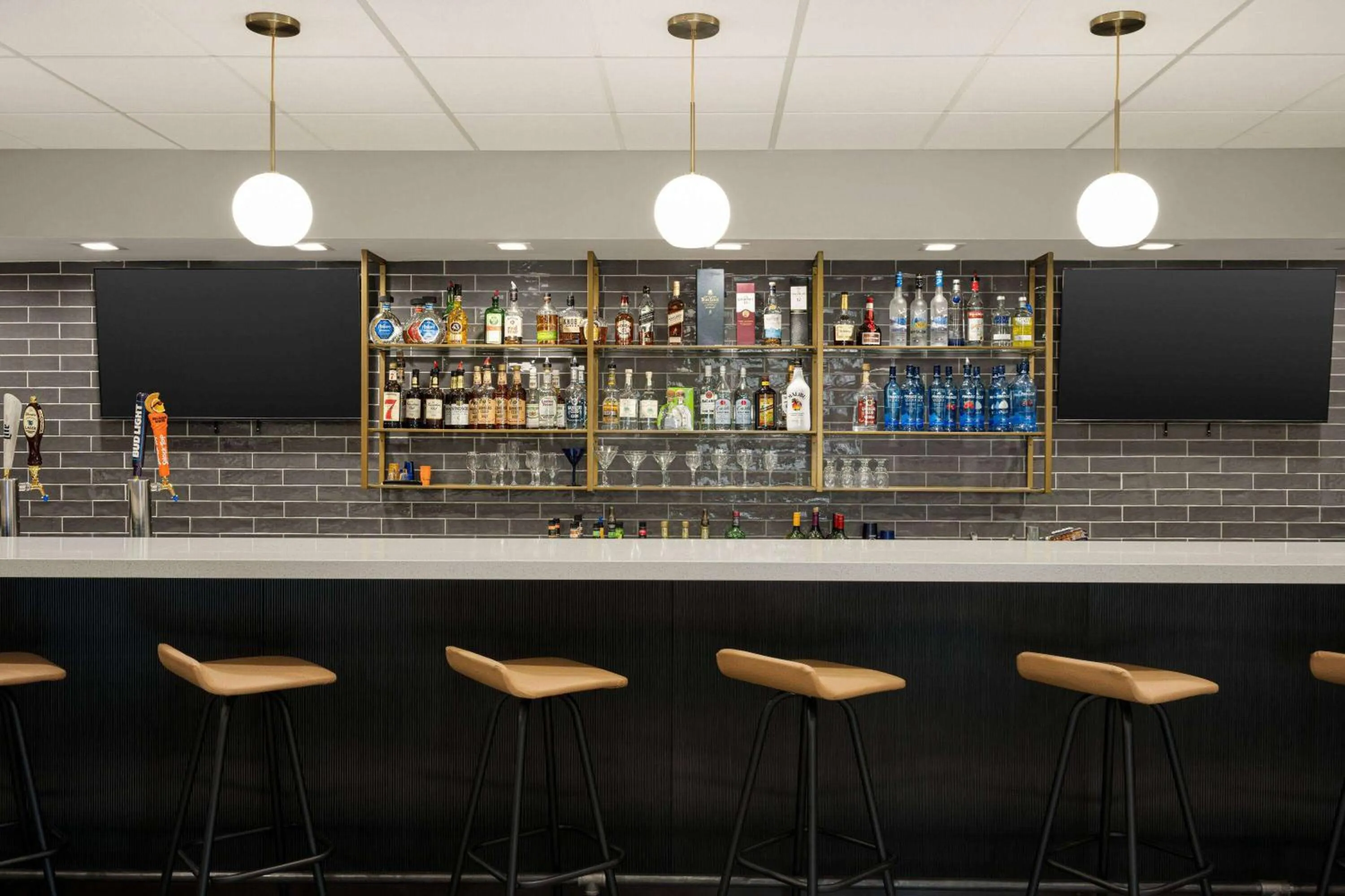 Lounge or bar in Ramada by Wyndham Allentown Bethlehem