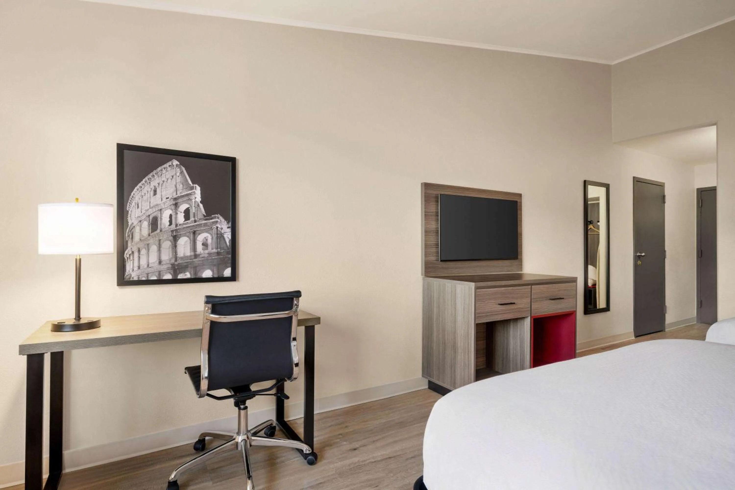 Photo of the whole room, Bed in Ramada by Wyndham Allentown Bethlehem