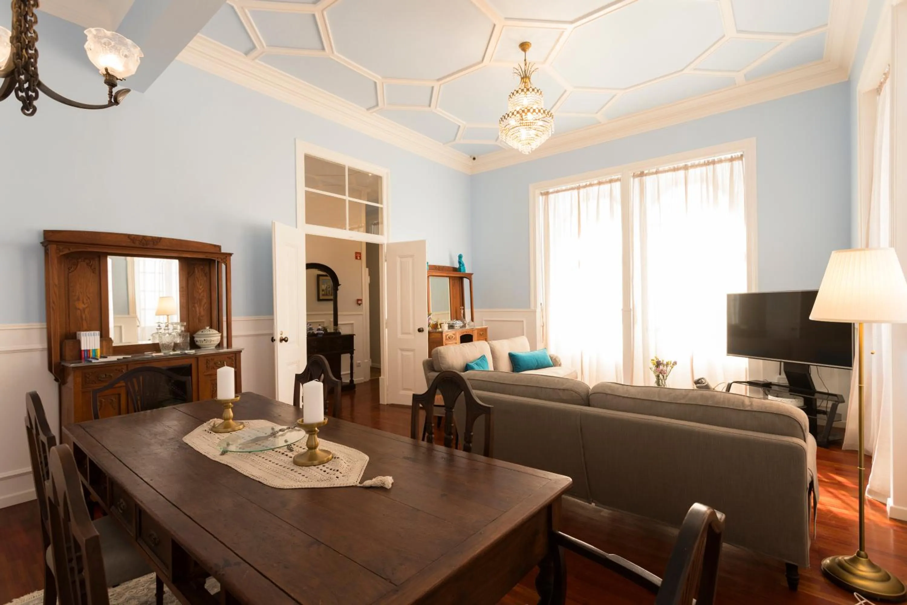 Communal lounge/ TV room in Ericeira Soul Guesthouse