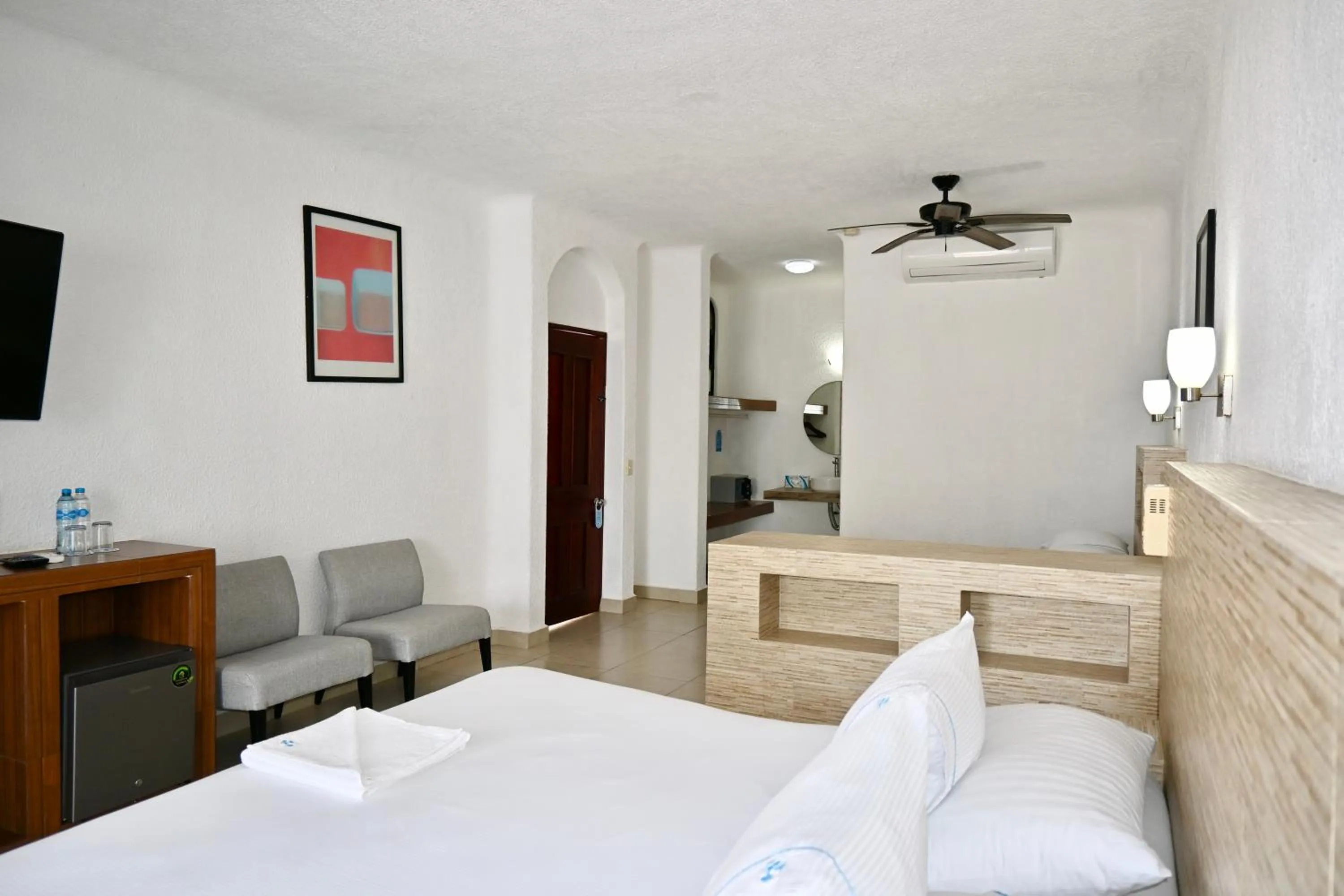TV and multimedia, Bed in Pelicano Inn Playa del Carmen - Beachfront Hotel