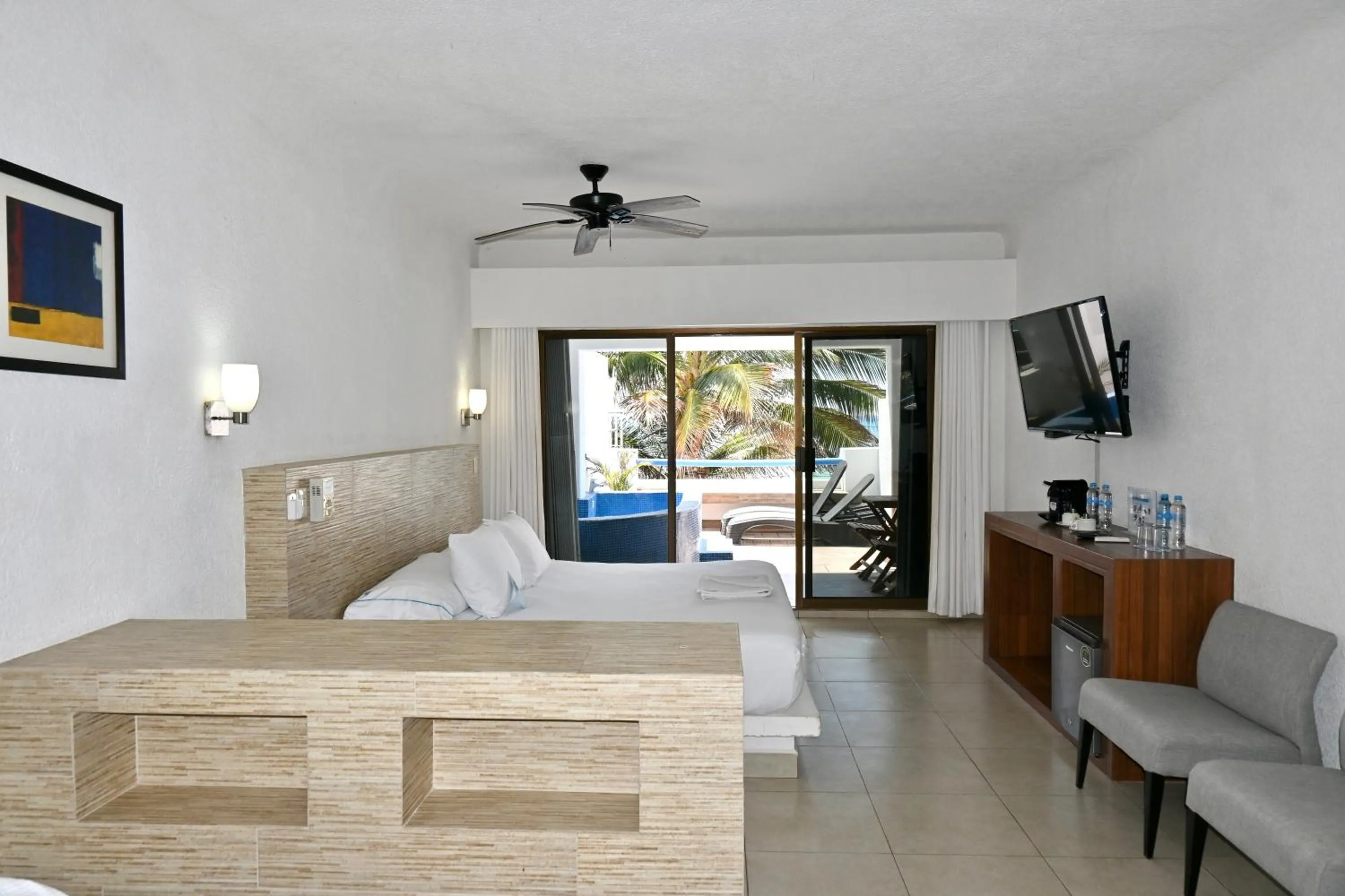 TV and multimedia, Bed in Pelicano Inn Playa del Carmen - Beachfront Hotel