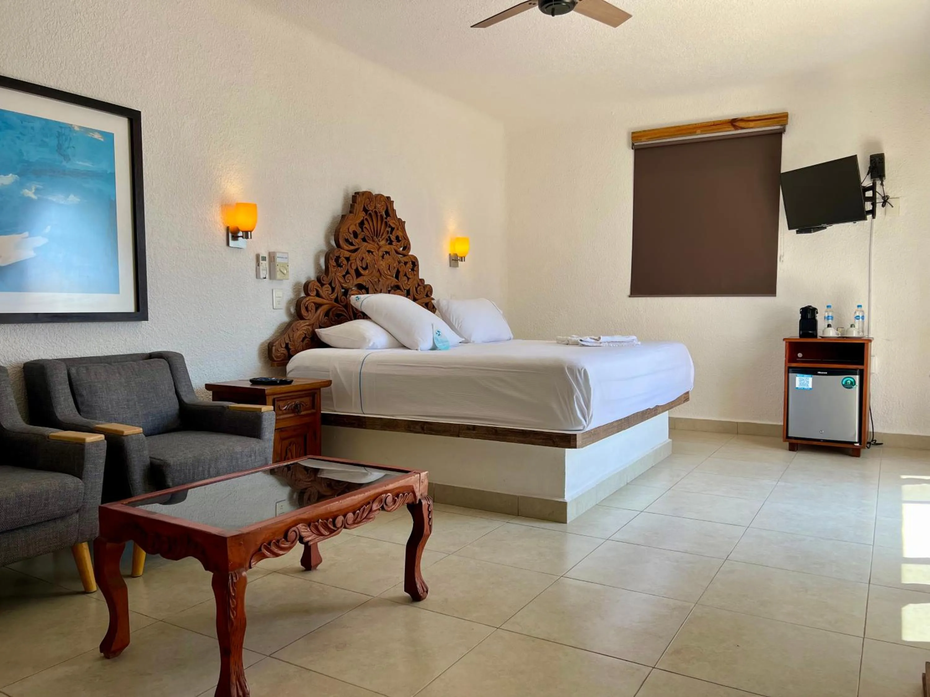 Communal lounge/ TV room, Bed in Pelicano Inn Playa del Carmen - Beachfront Hotel