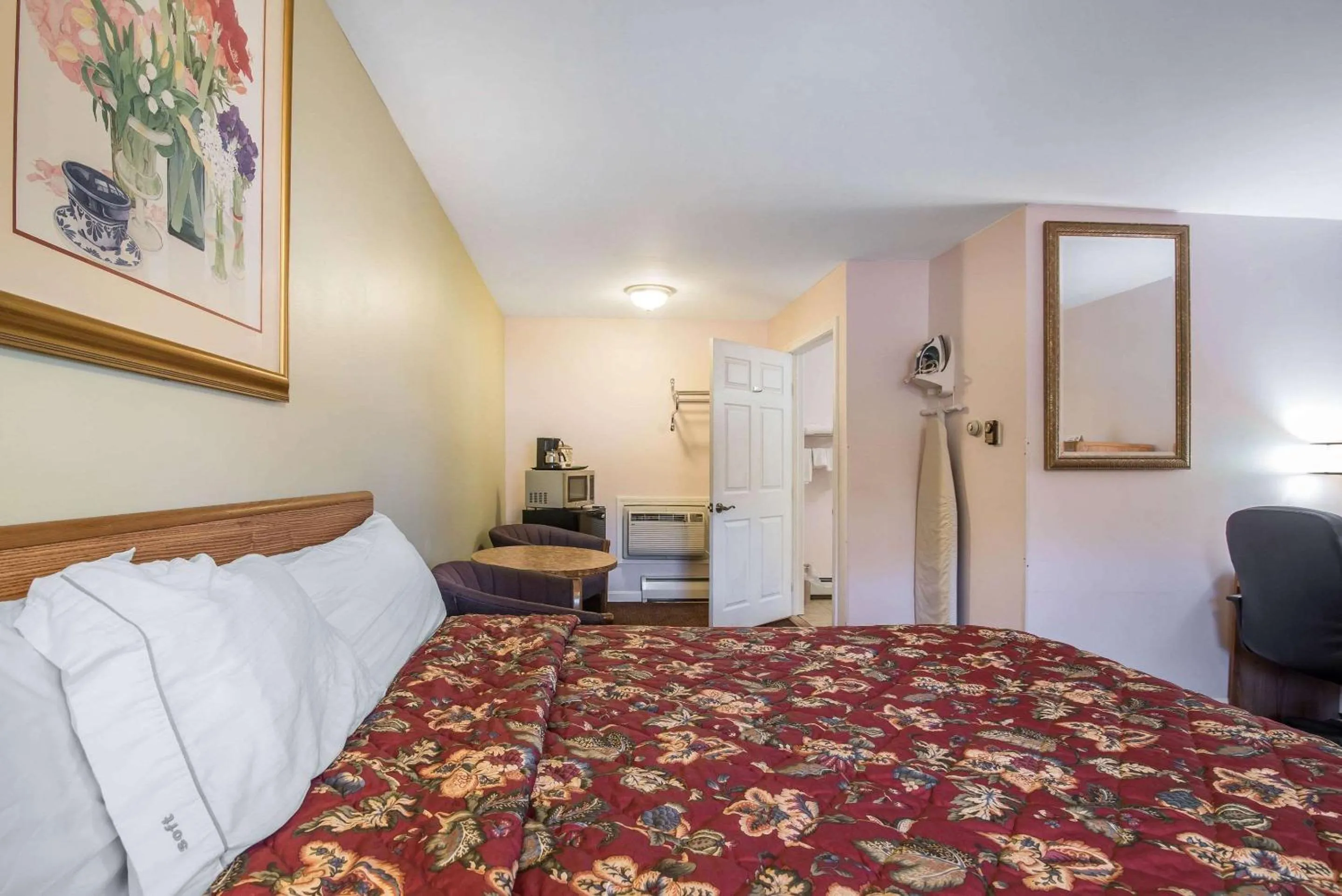Photo of the whole room, Bed in Rodeway Inn Bellows Falls