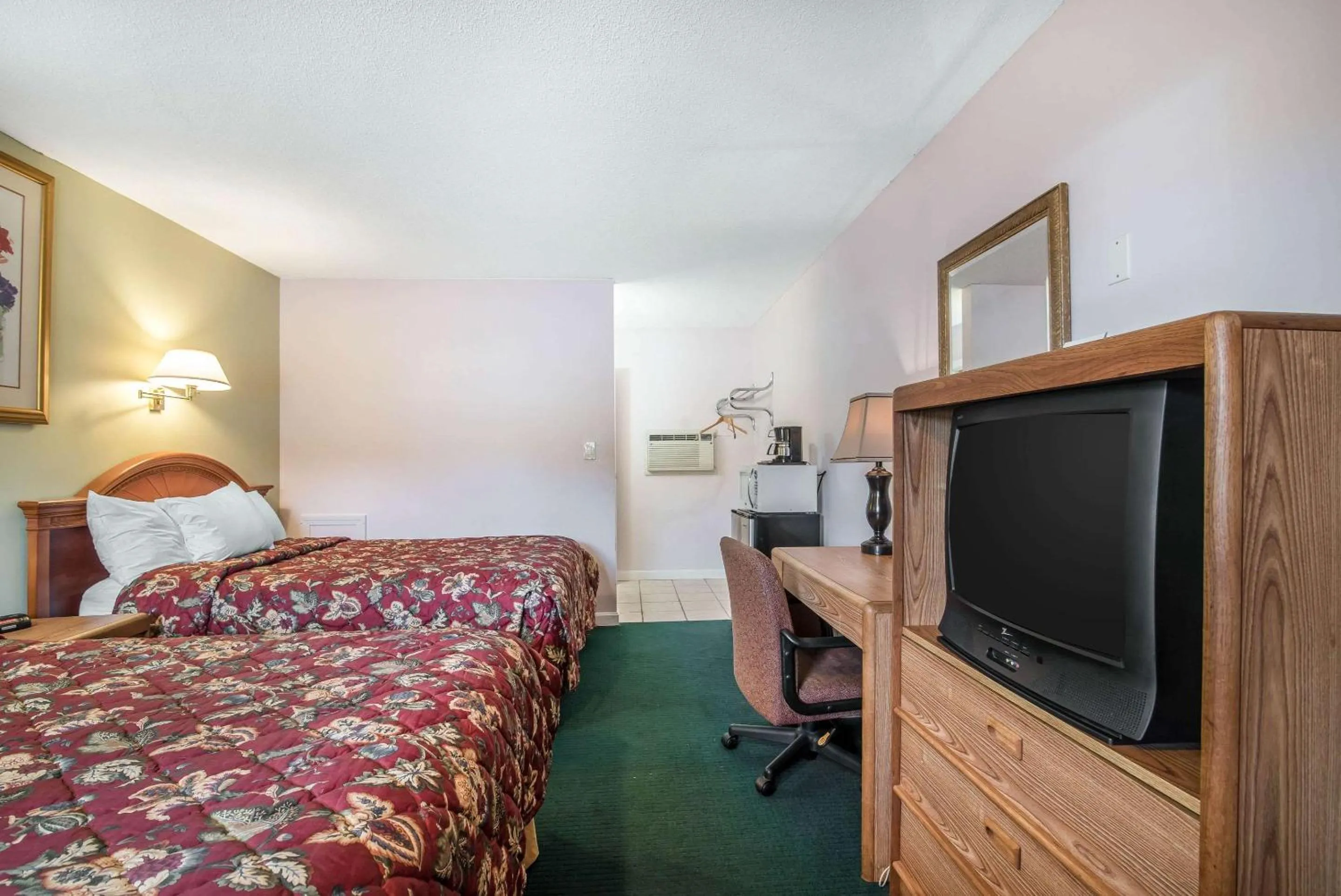 Photo of the whole room, Bed in Rodeway Inn Bellows Falls