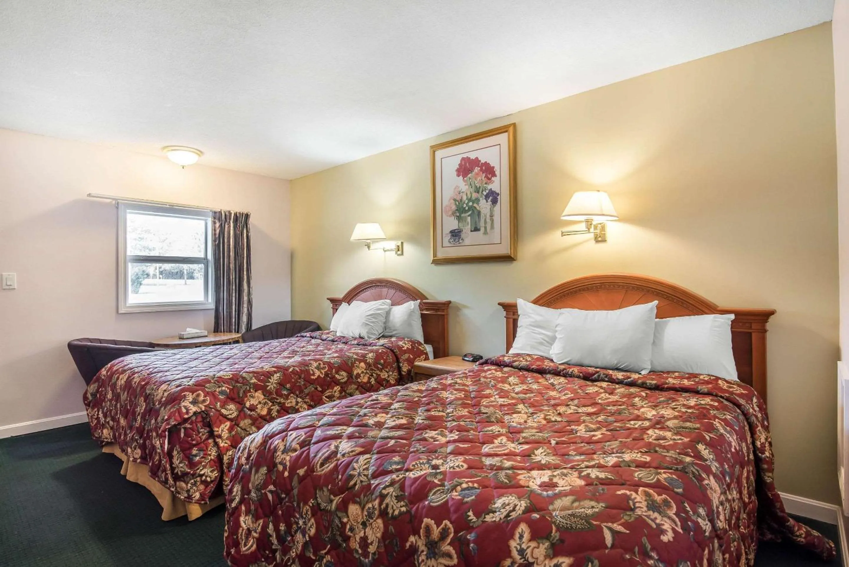 Photo of the whole room, Bed in Rodeway Inn Bellows Falls