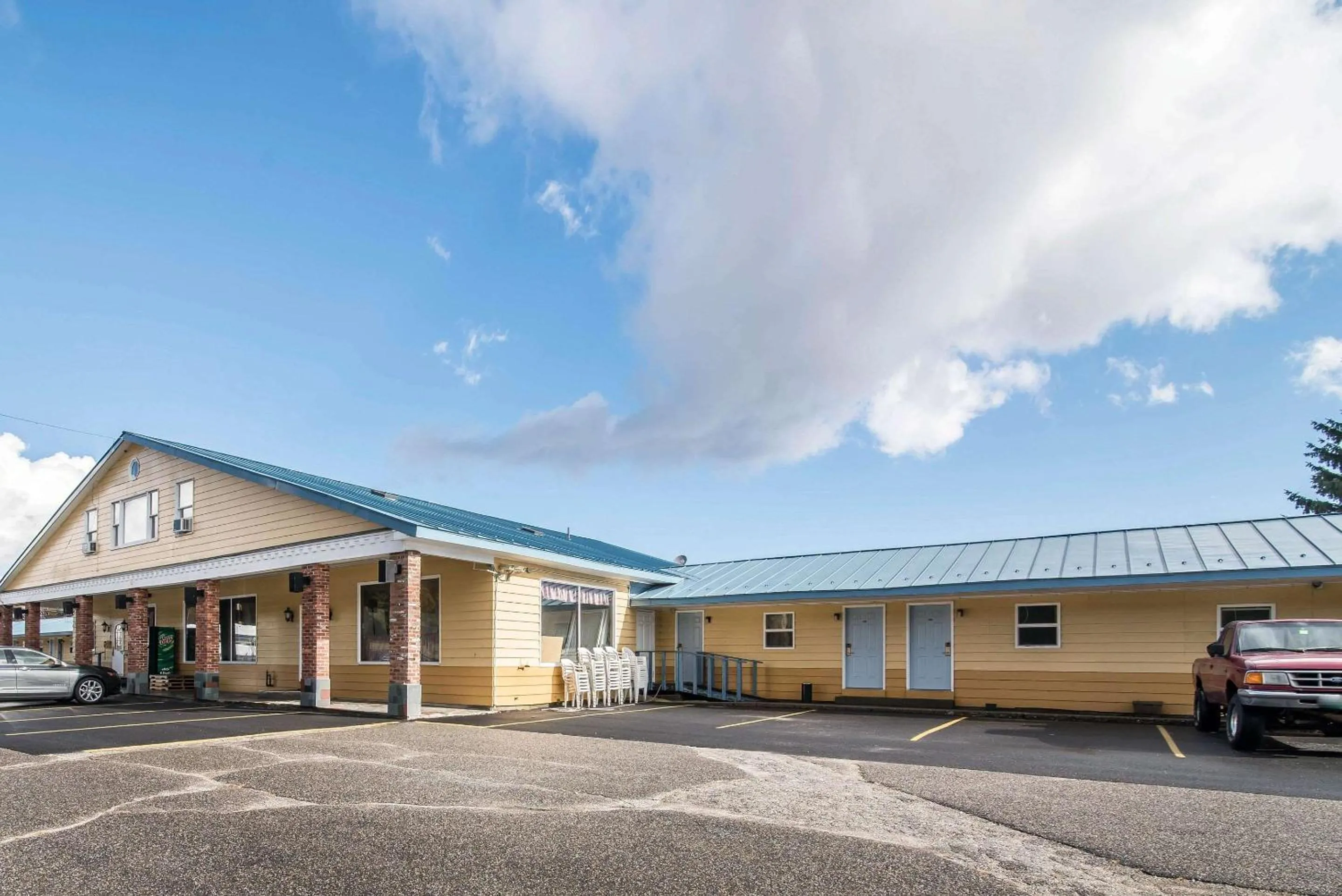 Property building in Rodeway Inn Bellows Falls