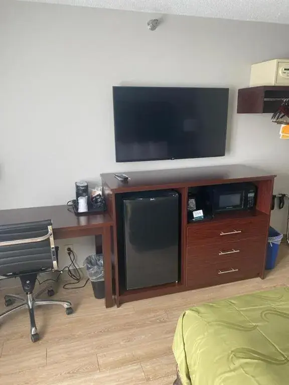 King Room Pet Friendly - Accessible/Non-Smoking in Quality Inn Colchester - Burlington King Room Pet Friendly - Accessible/Non-Smoking in Quality Inn Colchester - Burlington