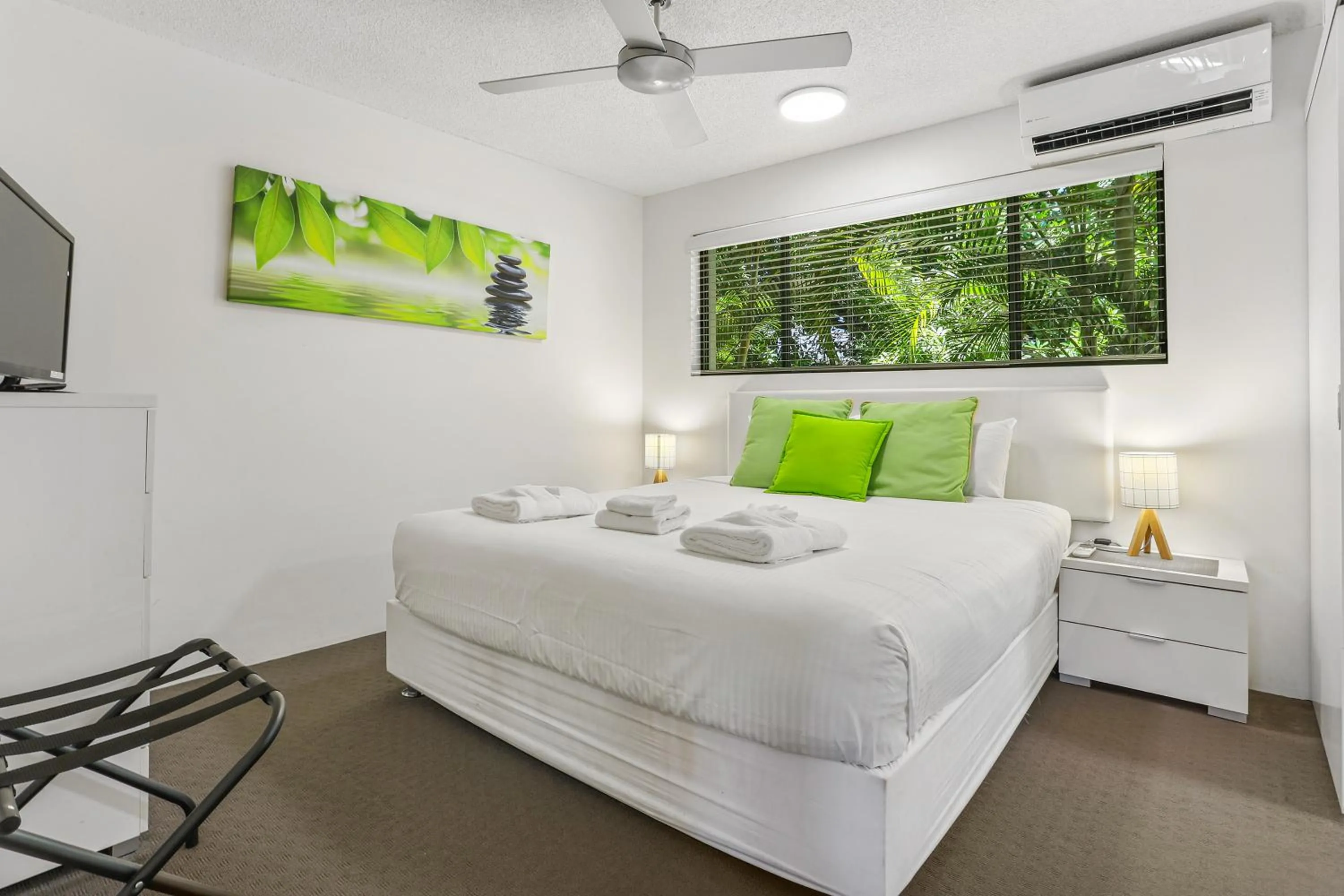 Bed in Noosa River Retreat Holiday Apartments
