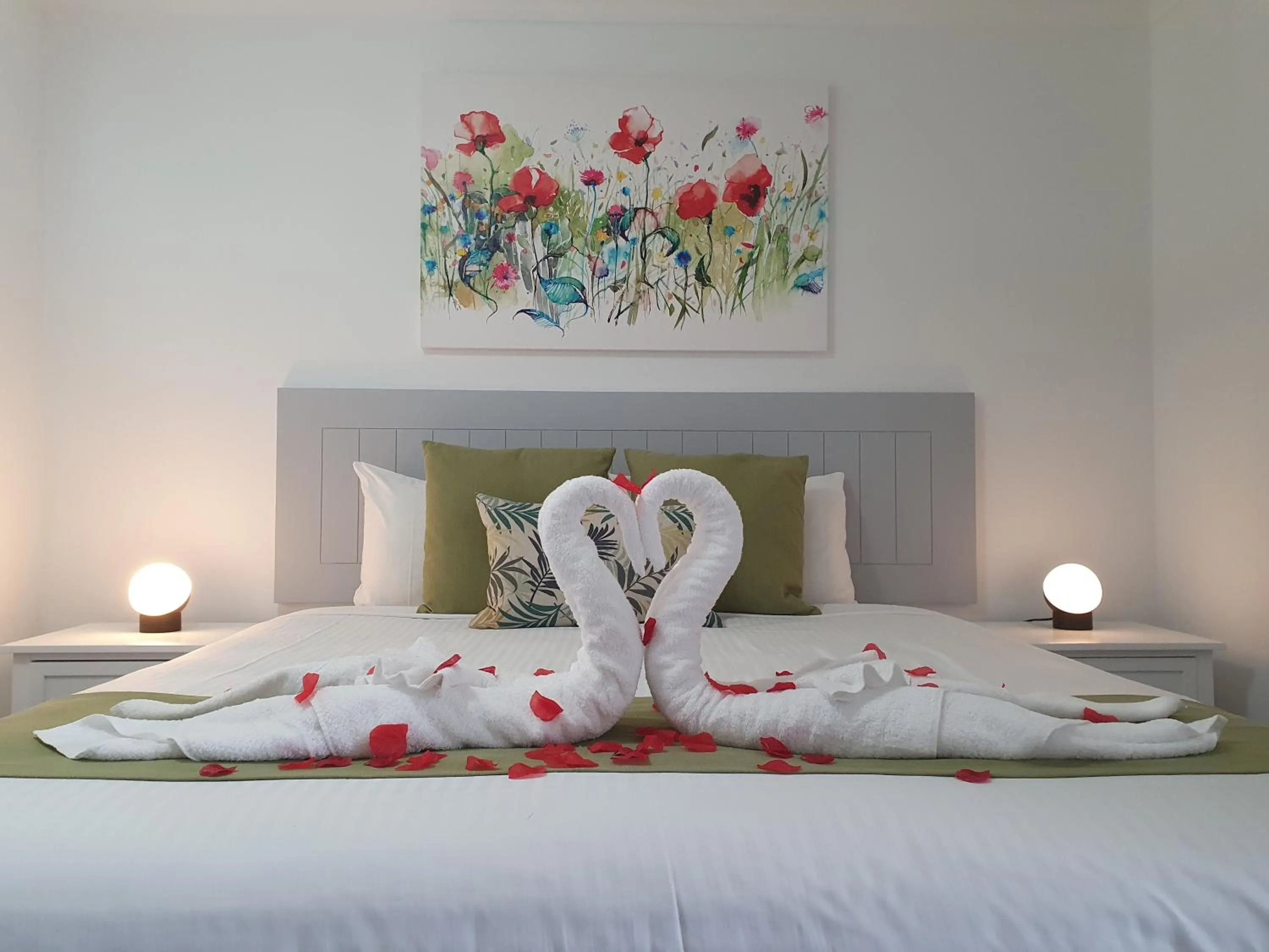 Decorative detail, Bed in Noosa River Retreat Holiday Apartments