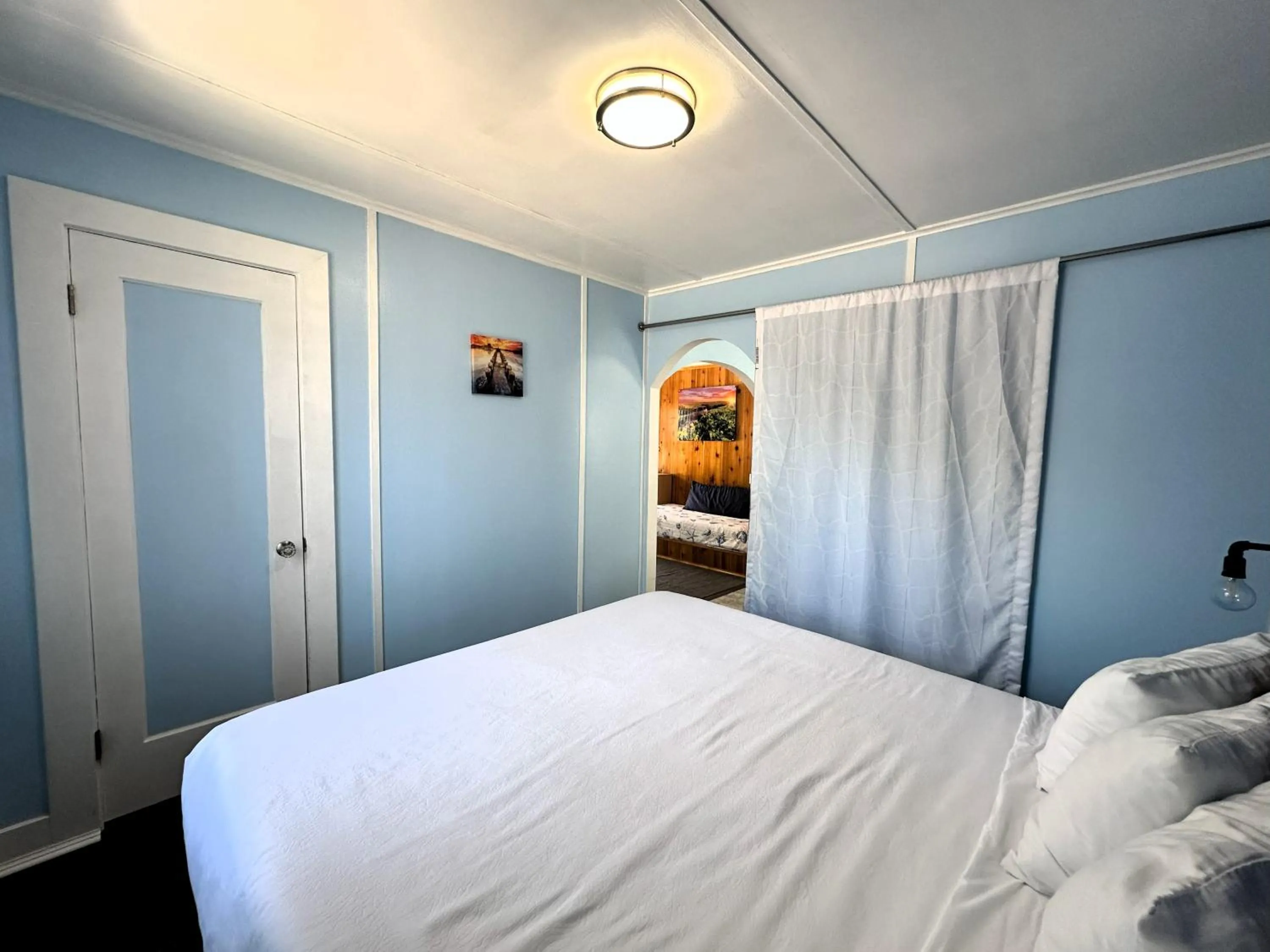 Bed in The Anchorage Motel