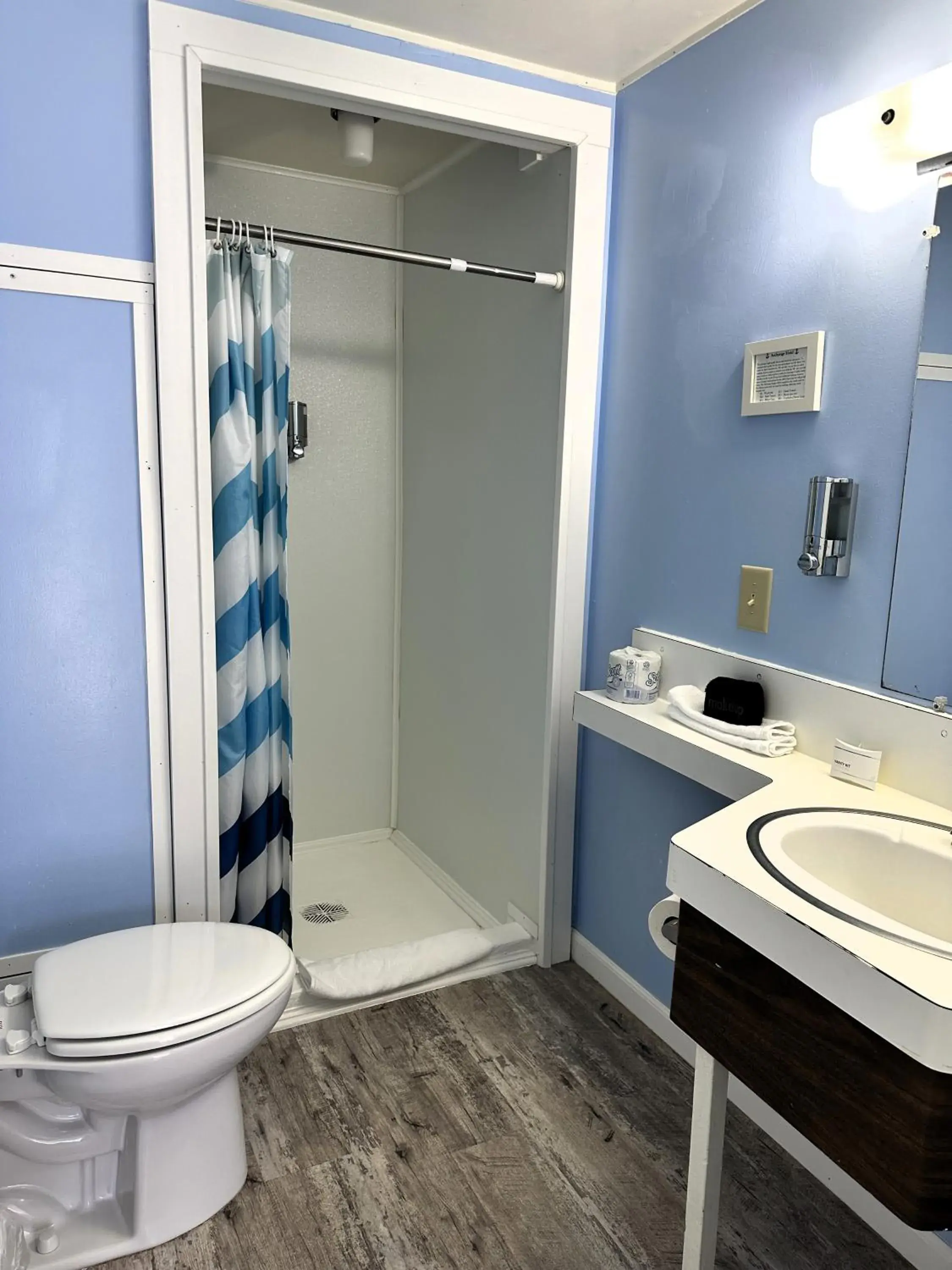 Standard Queen Room (No Pets) in The Anchorage Motel Standard Queen Room (No Pets) in The Anchorage Motel