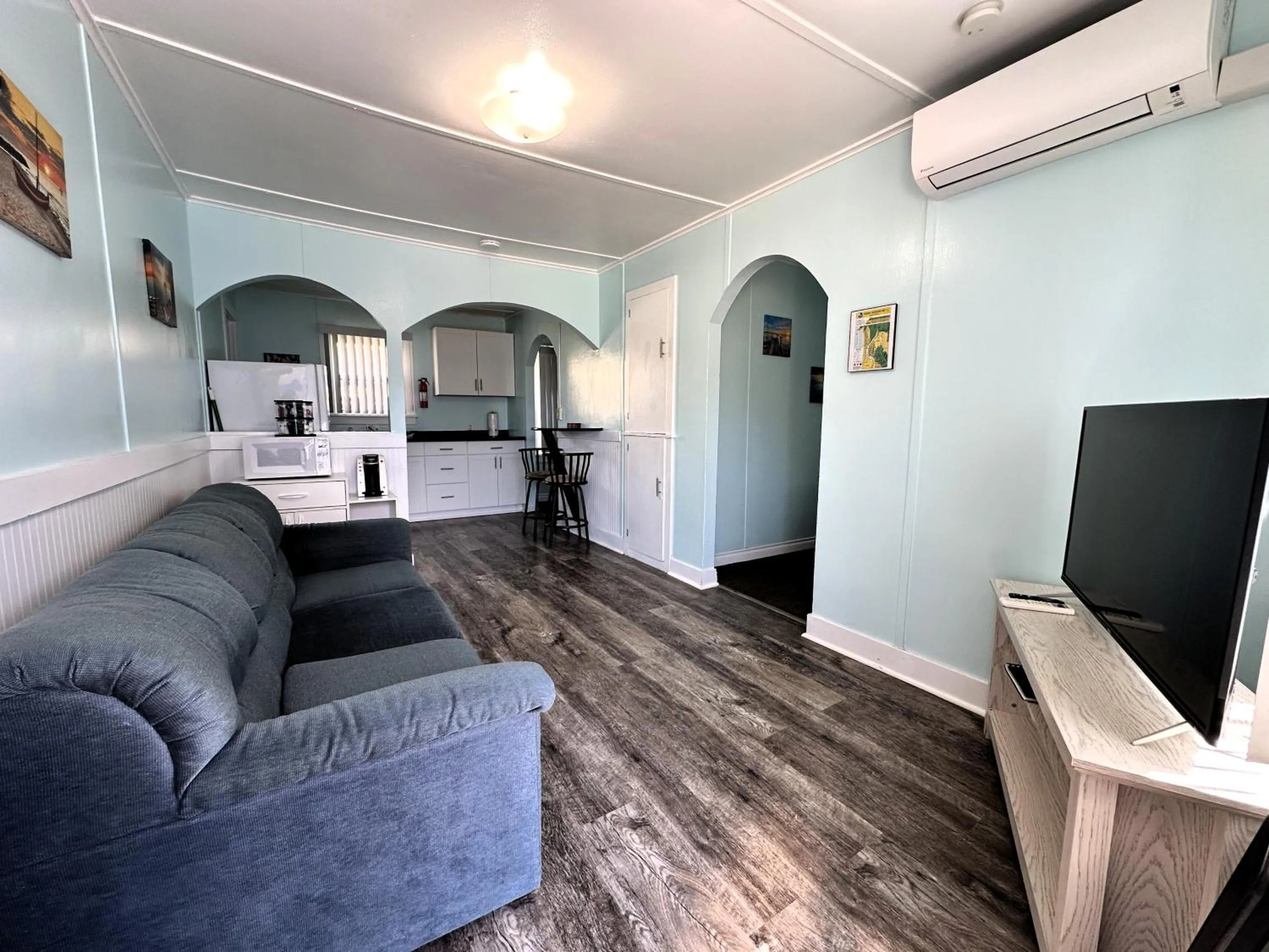 Living room, Bed in The Anchorage Motel