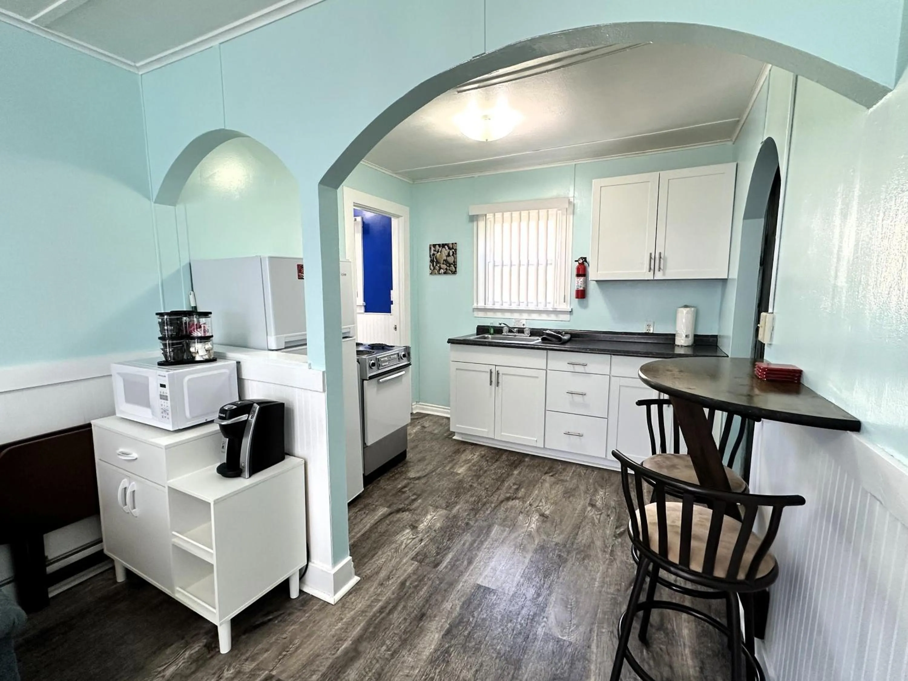 Kitchen or kitchenette in The Anchorage Motel