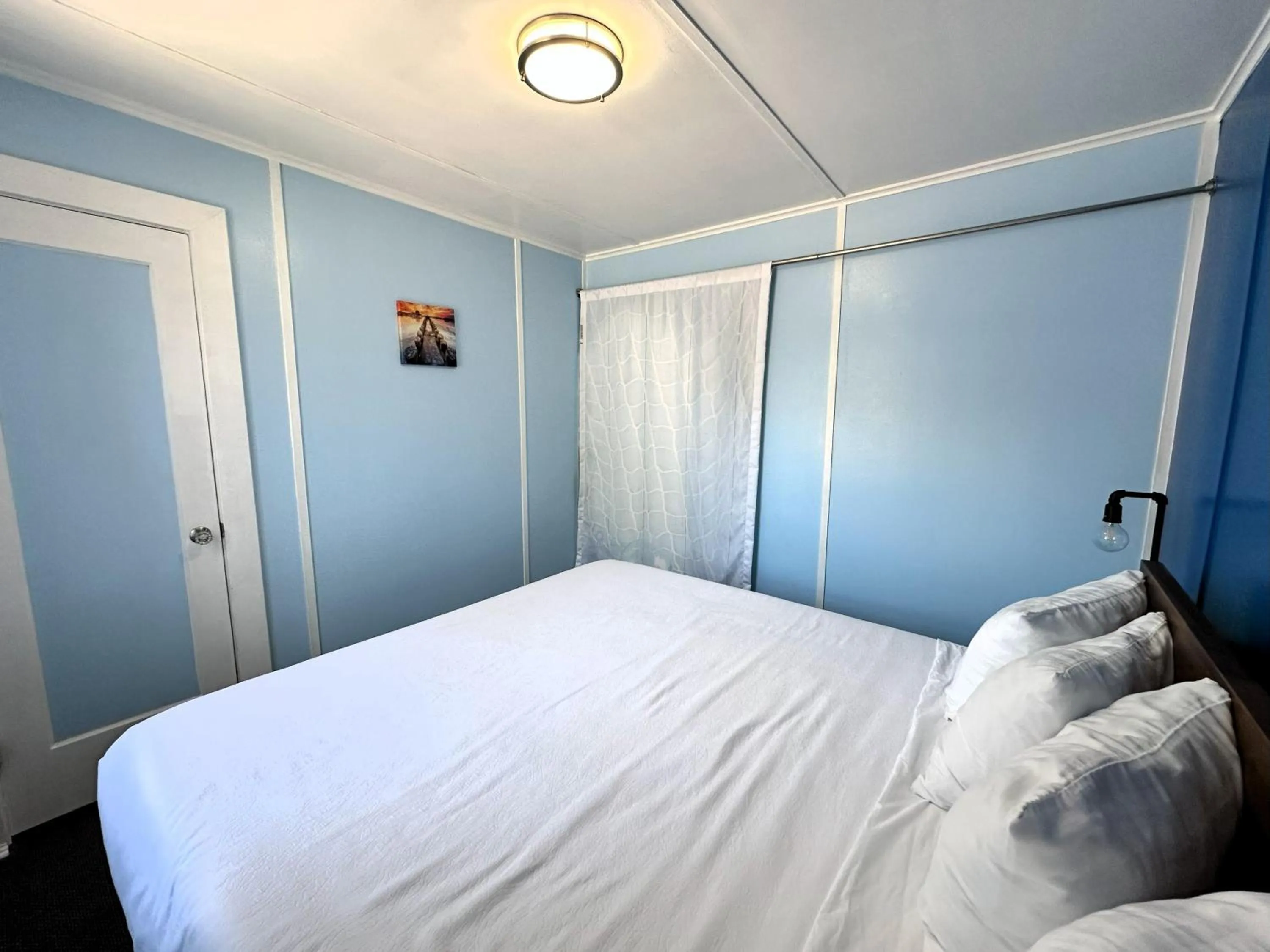 Bed in The Anchorage Motel