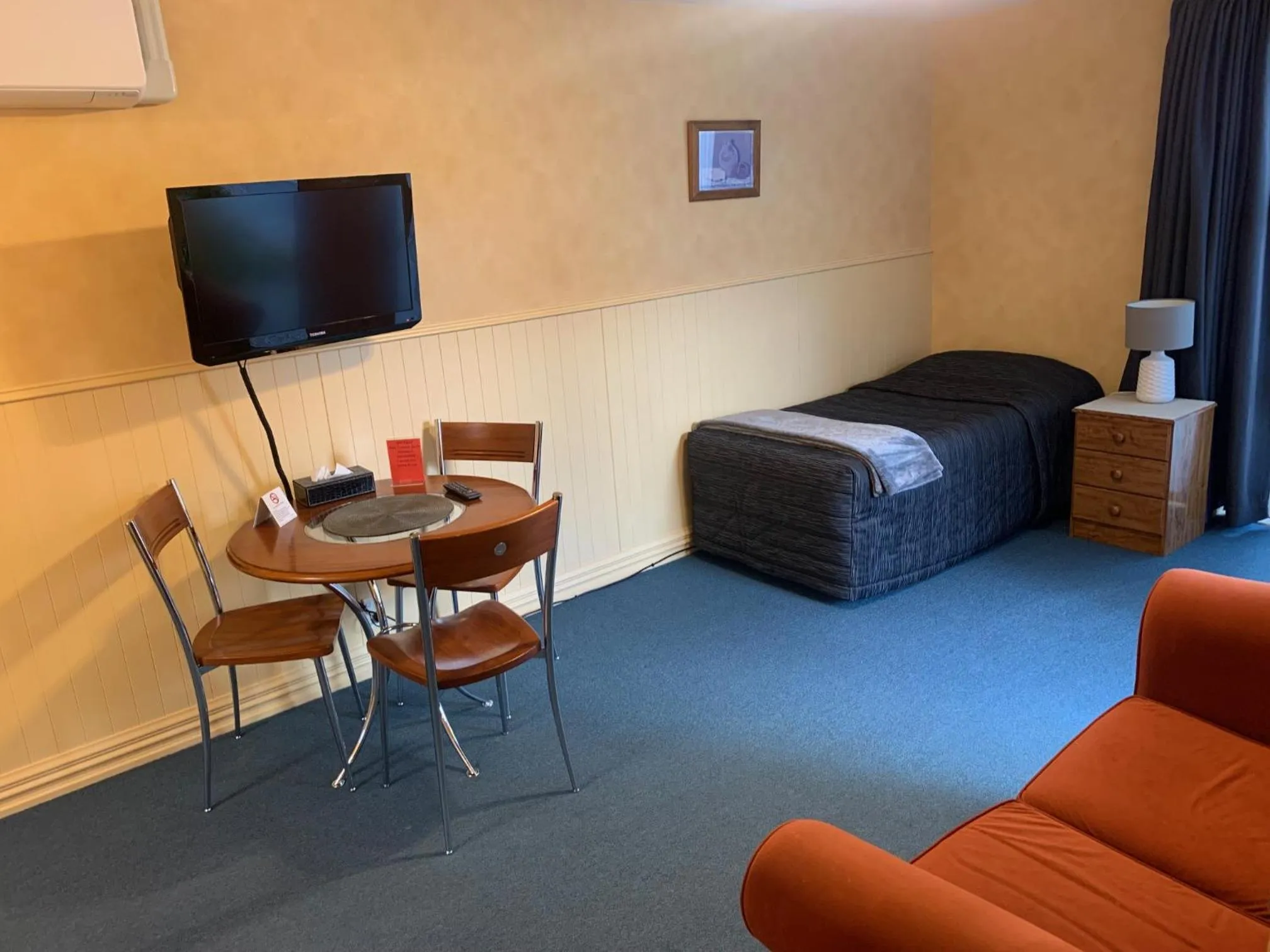 Communal lounge/ TV room, Bed in Red Tussock Motel