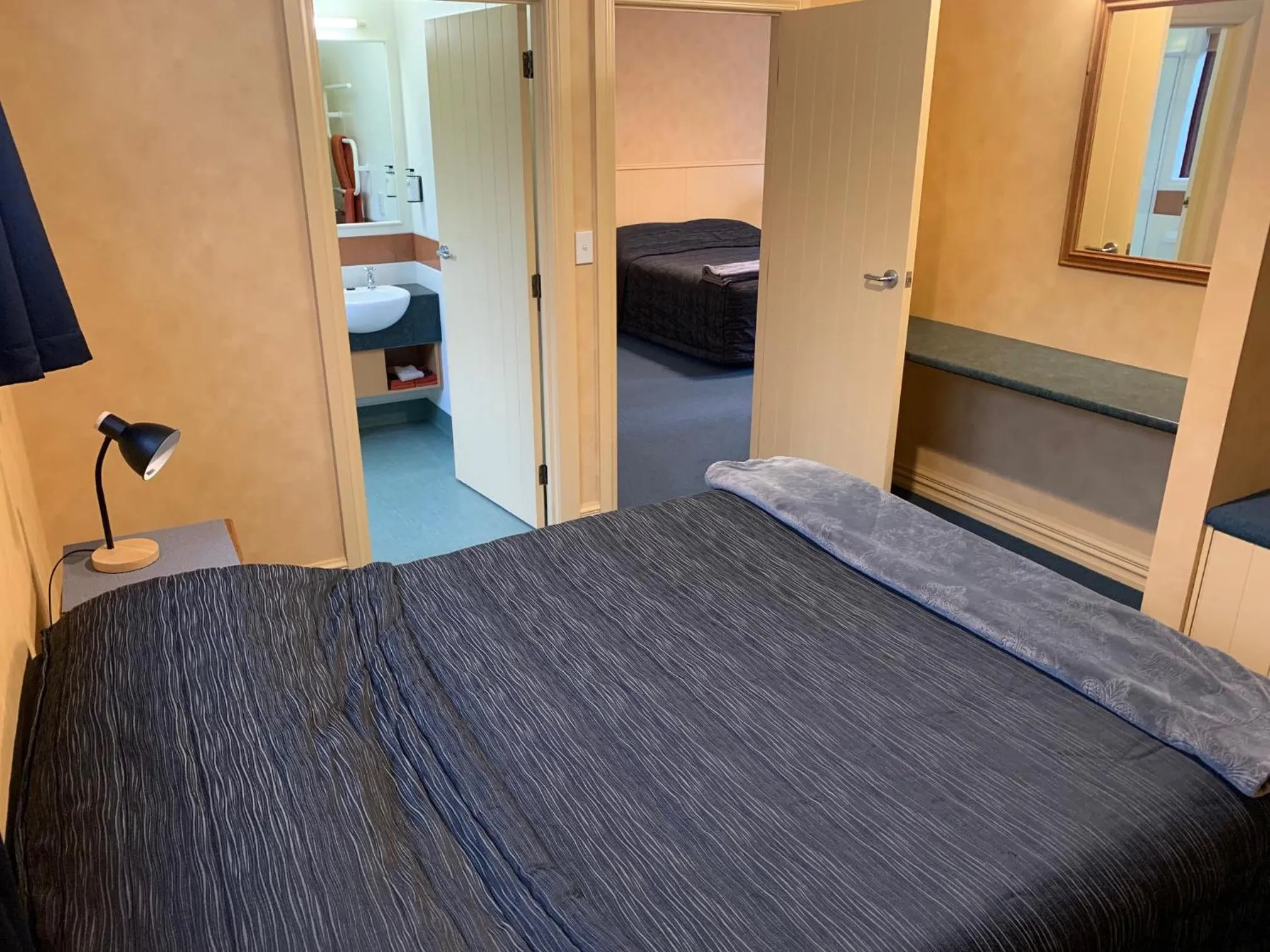 Bedroom, Bed in Red Tussock Motel