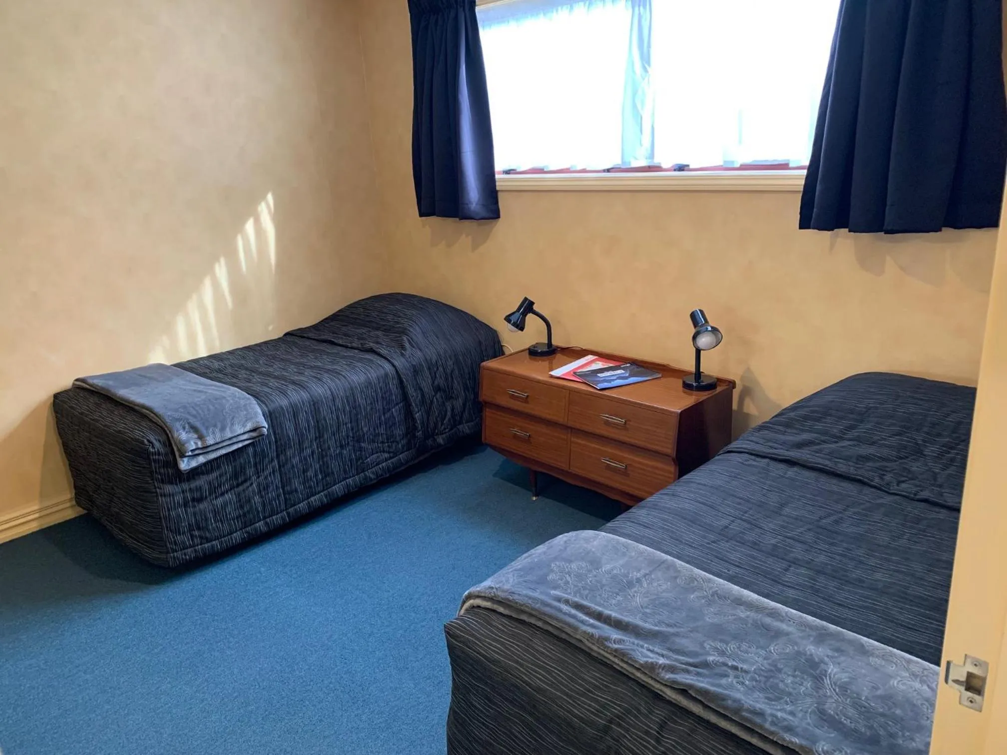 Bedroom, Bed in Red Tussock Motel