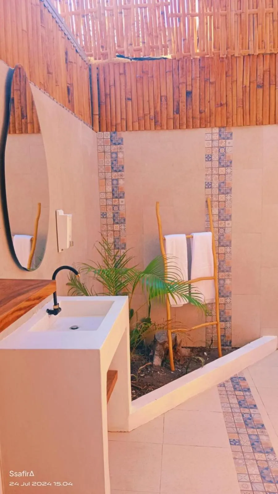 Bathroom in Living Trawangan Hotel