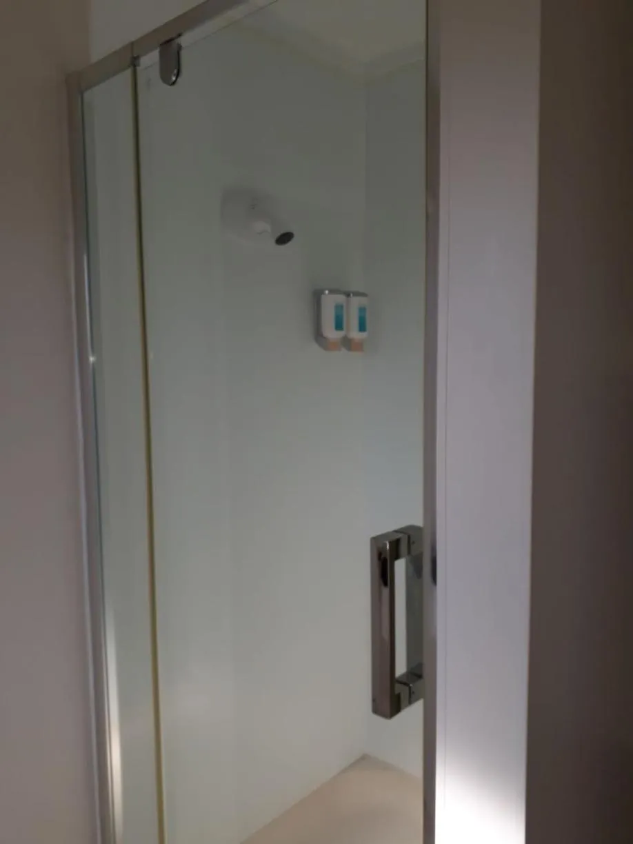 Bathroom in Aquarius Motor Inn