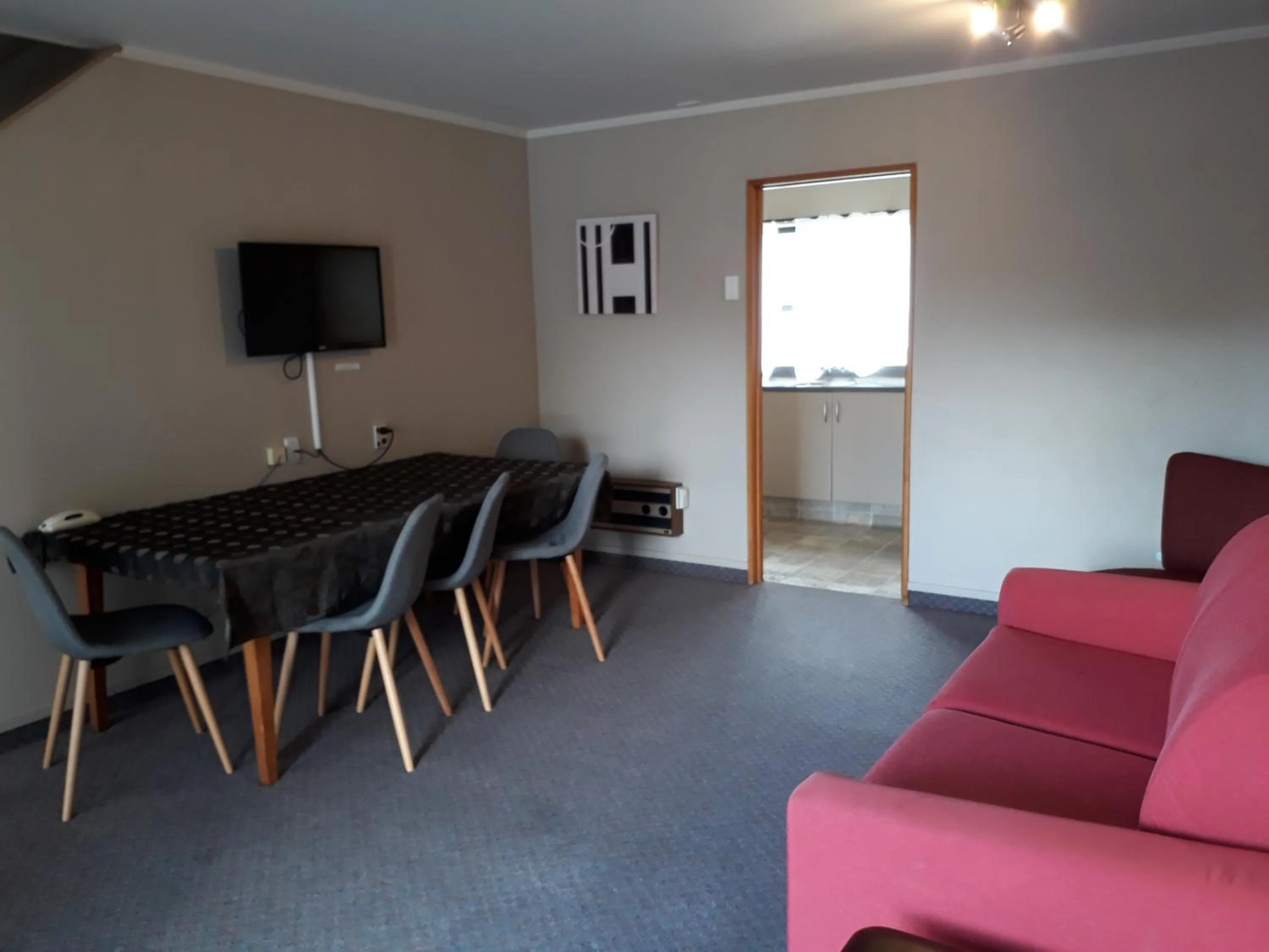 Communal lounge/ TV room in Aquarius Motor Inn