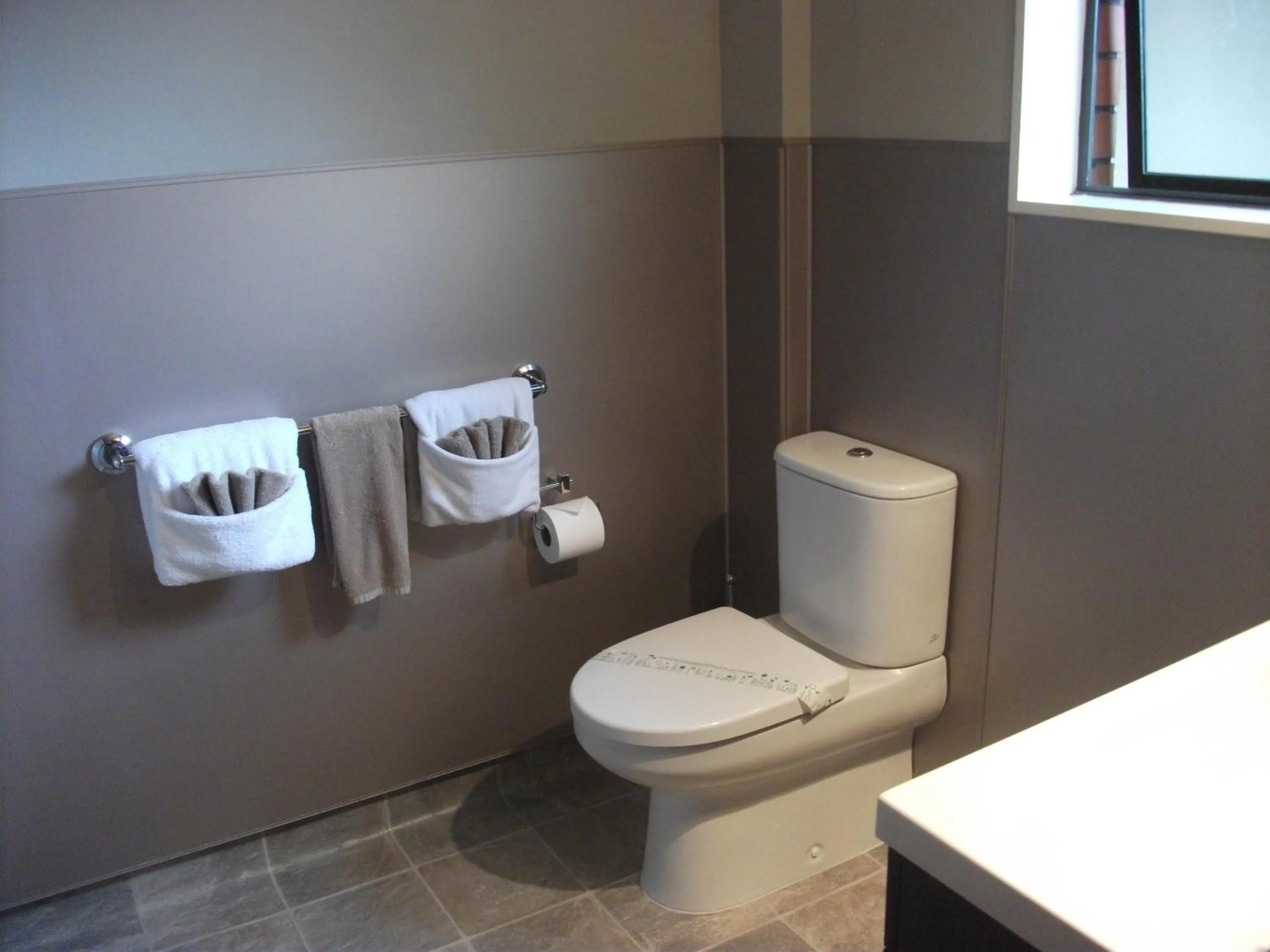 Bathroom in Aquarius Motor Inn