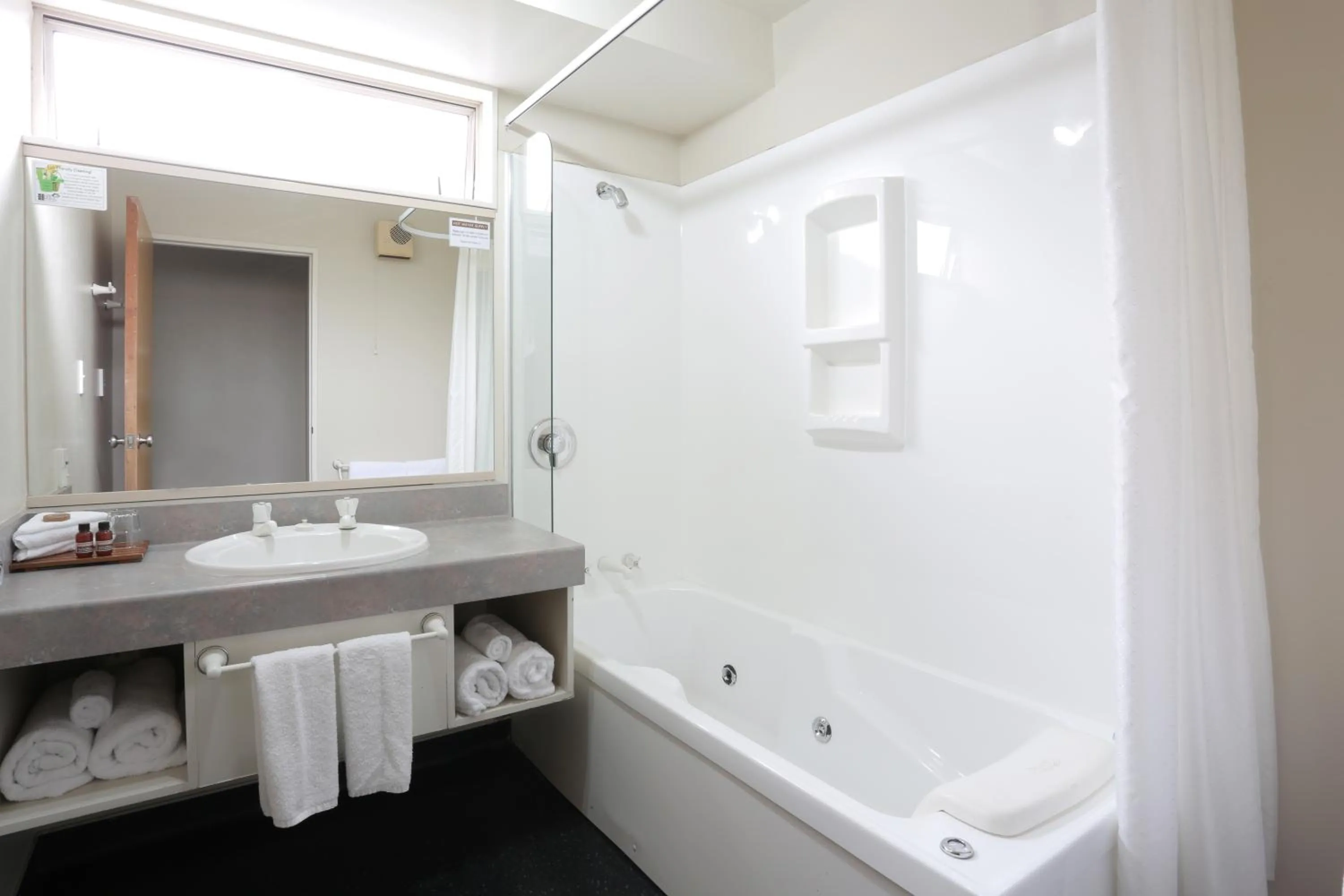 Bathroom in Homestead Villa Motel