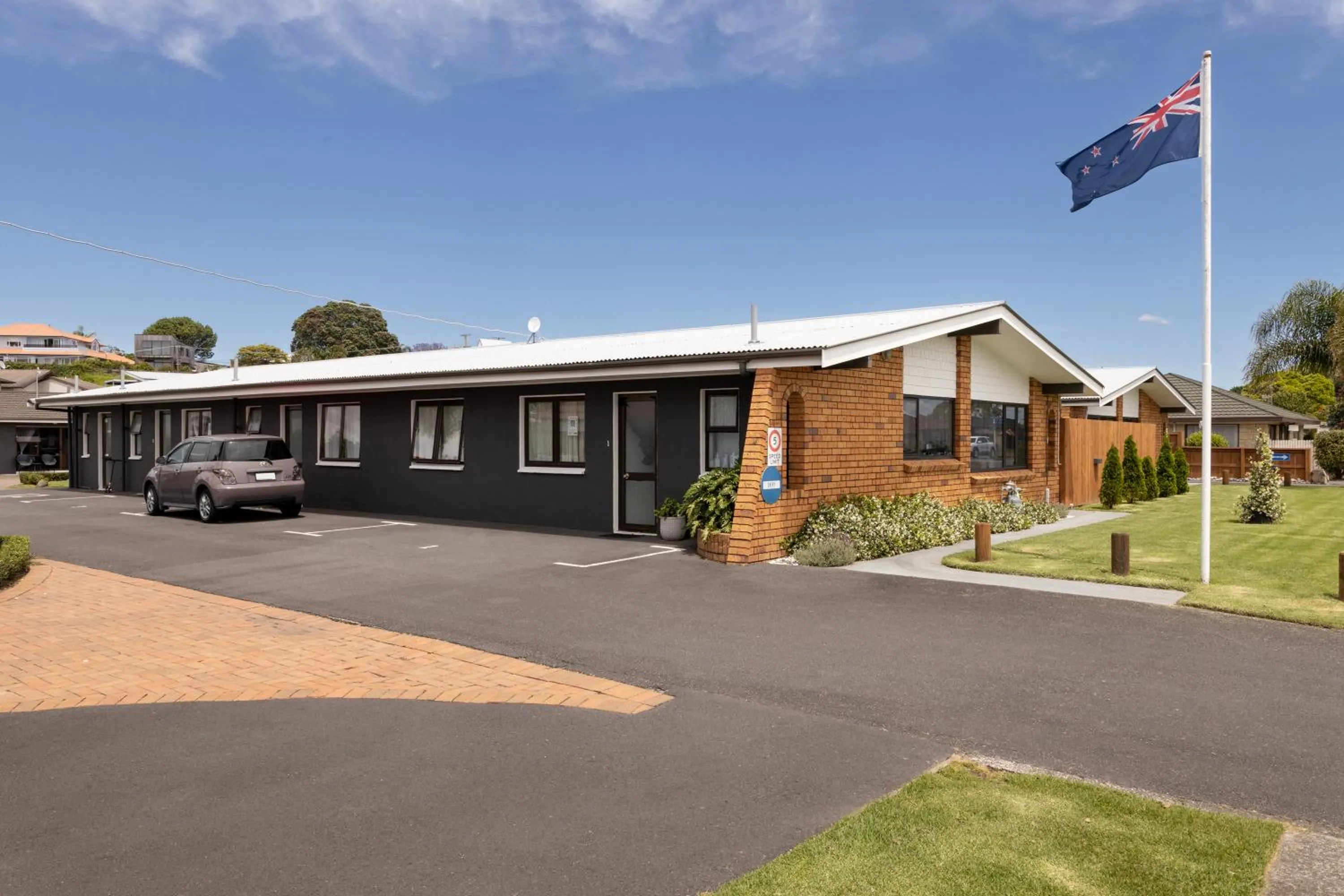 Property building in Cobblestone Court Motel - Wenzel Motels