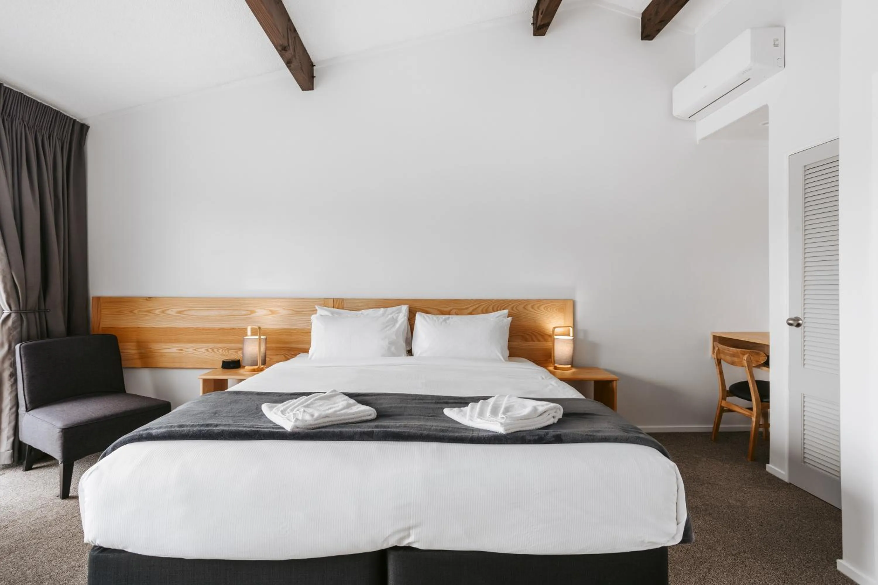 Bed in Cobblestone Court Motel - Wenzel Motels