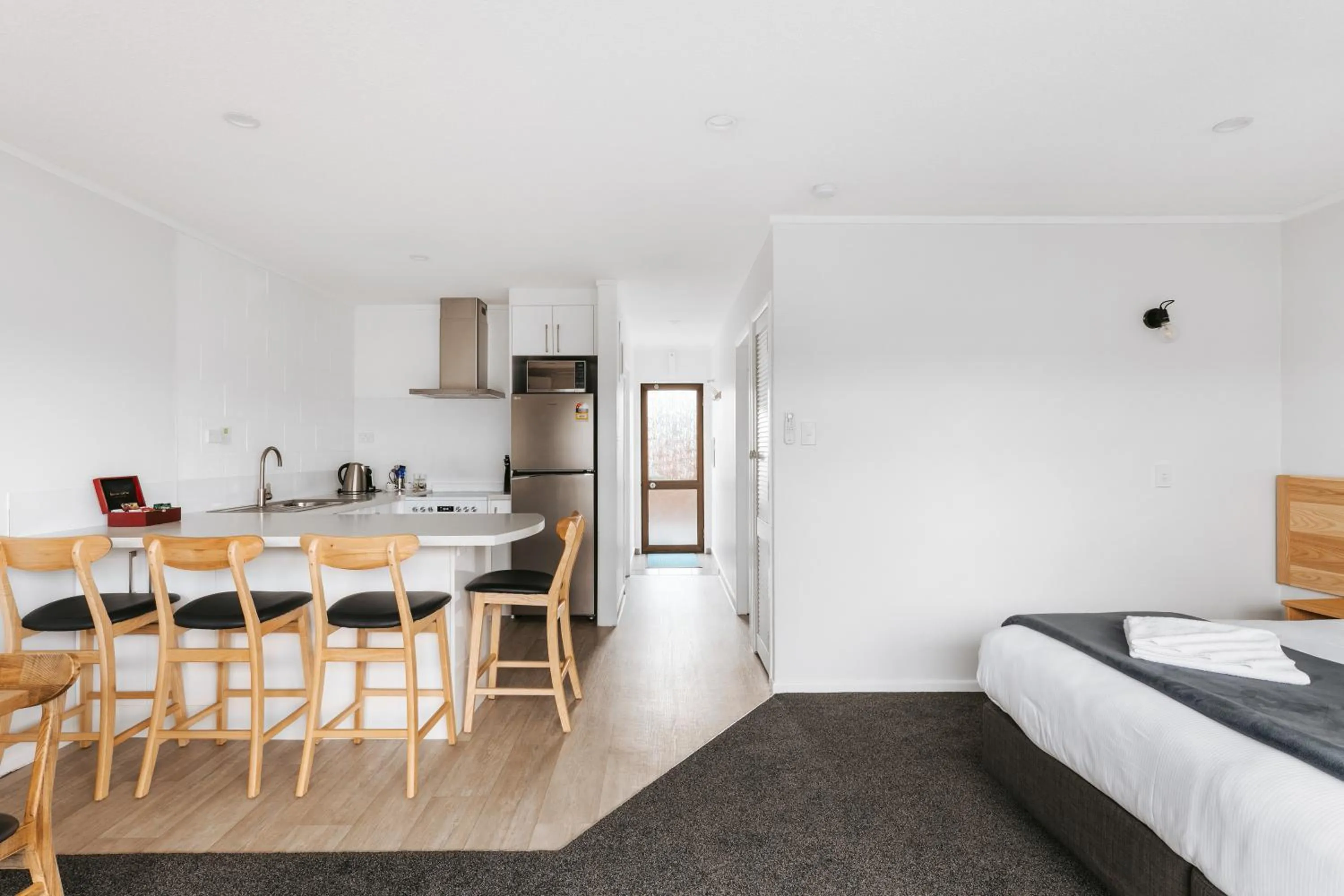 Kitchen or kitchenette, Bed in Cobblestone Court Motel - Wenzel Motels