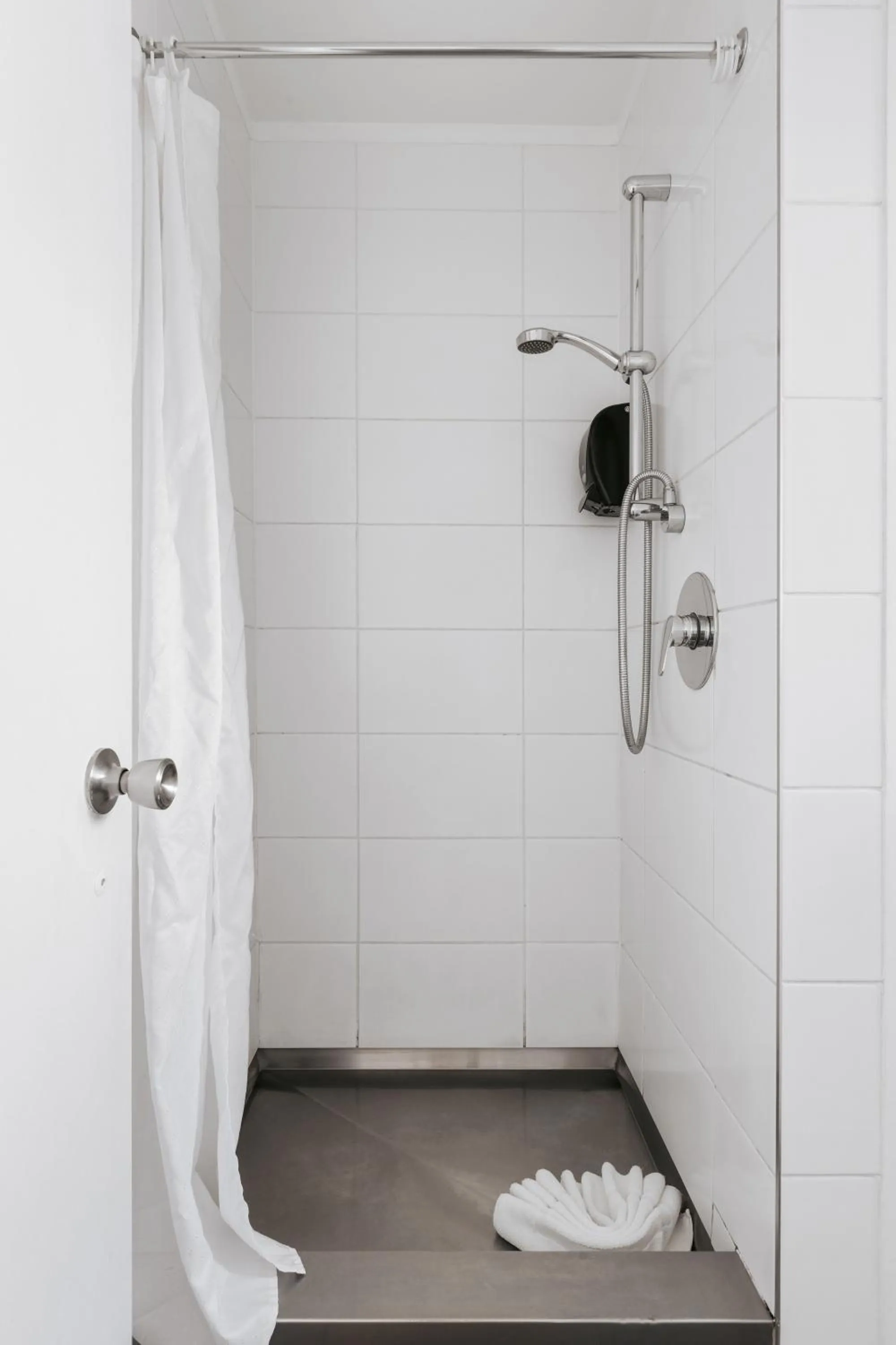 Cobblestone Court Motel - Wenzel Motels