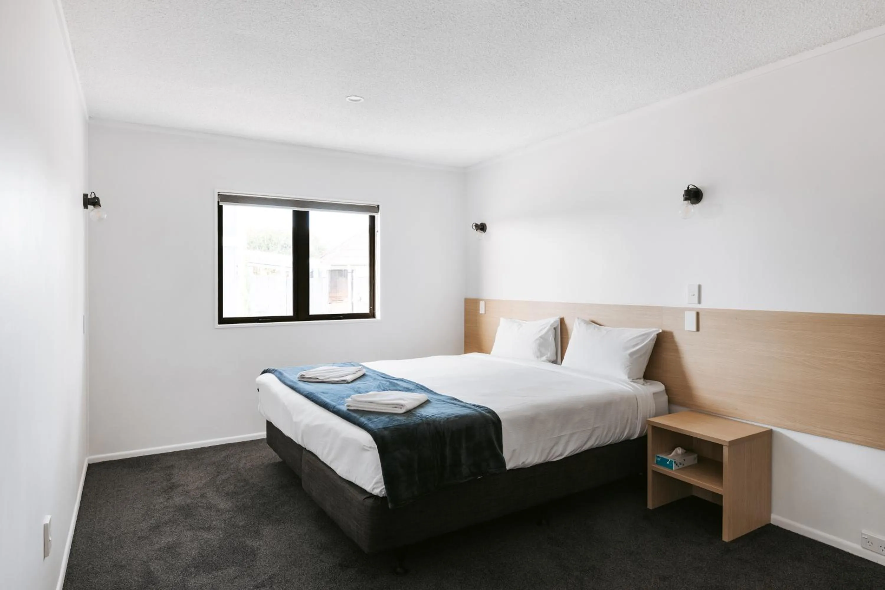 Bed in Cobblestone Court Motel - Wenzel Motels