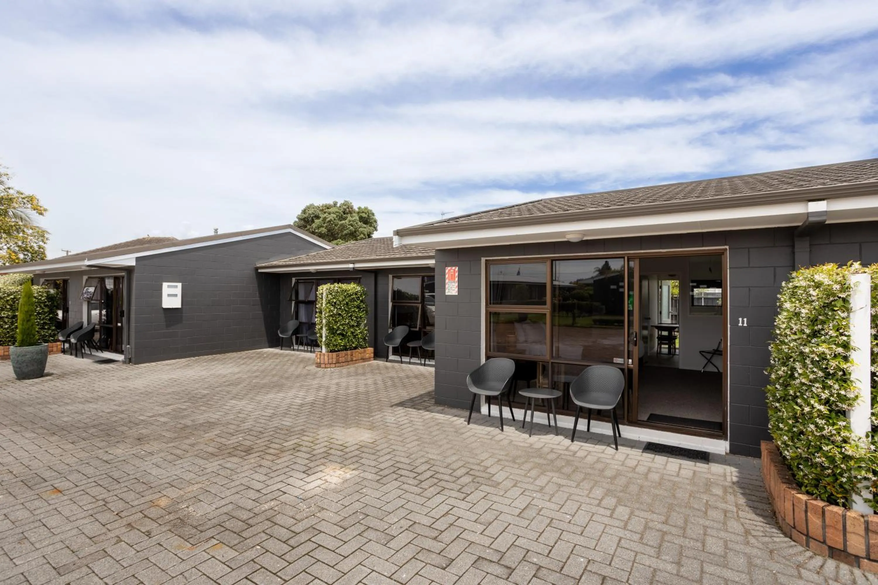 Property building in Cobblestone Court Motel - Wenzel Motels