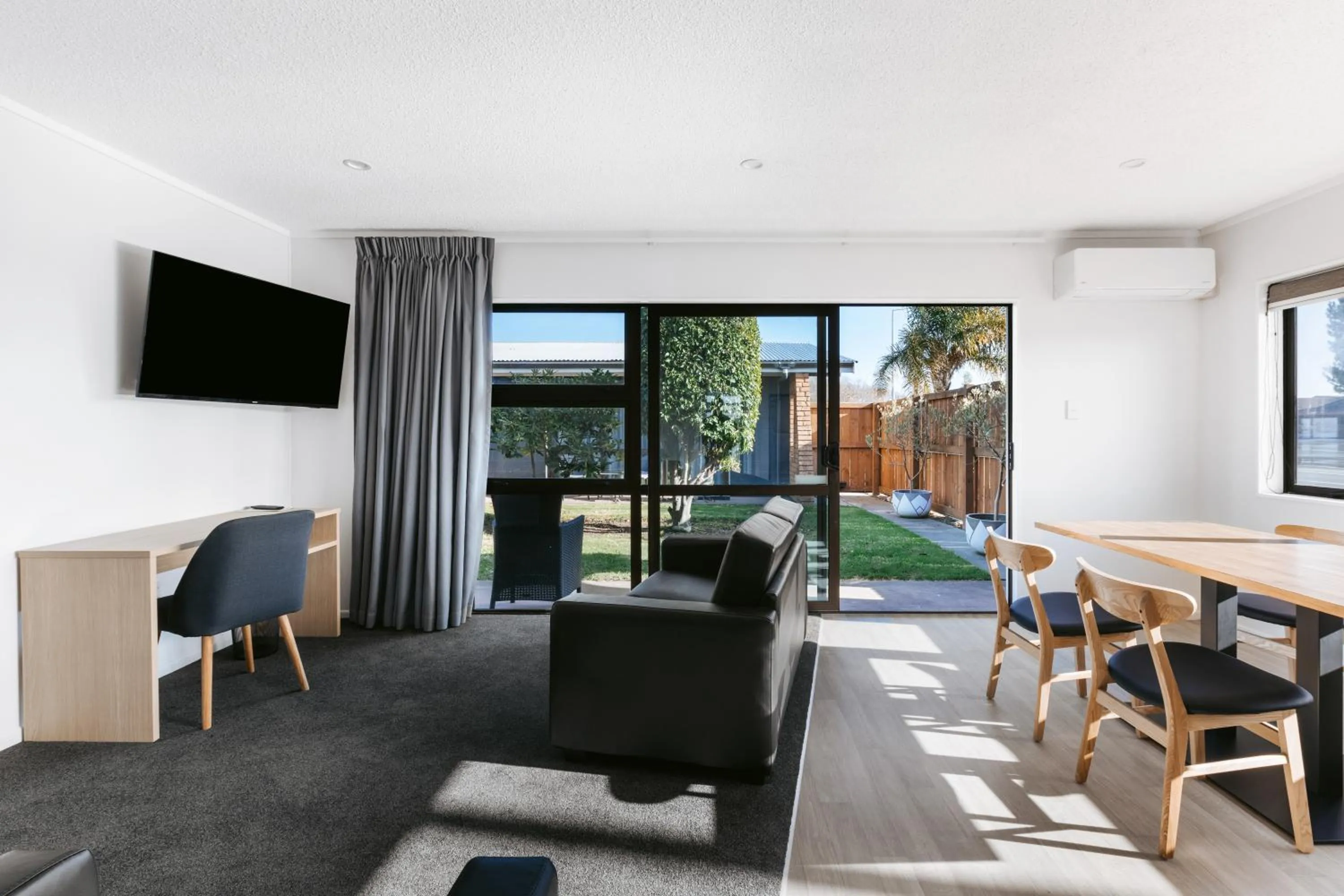 Cobblestone Court Motel - Wenzel Motels