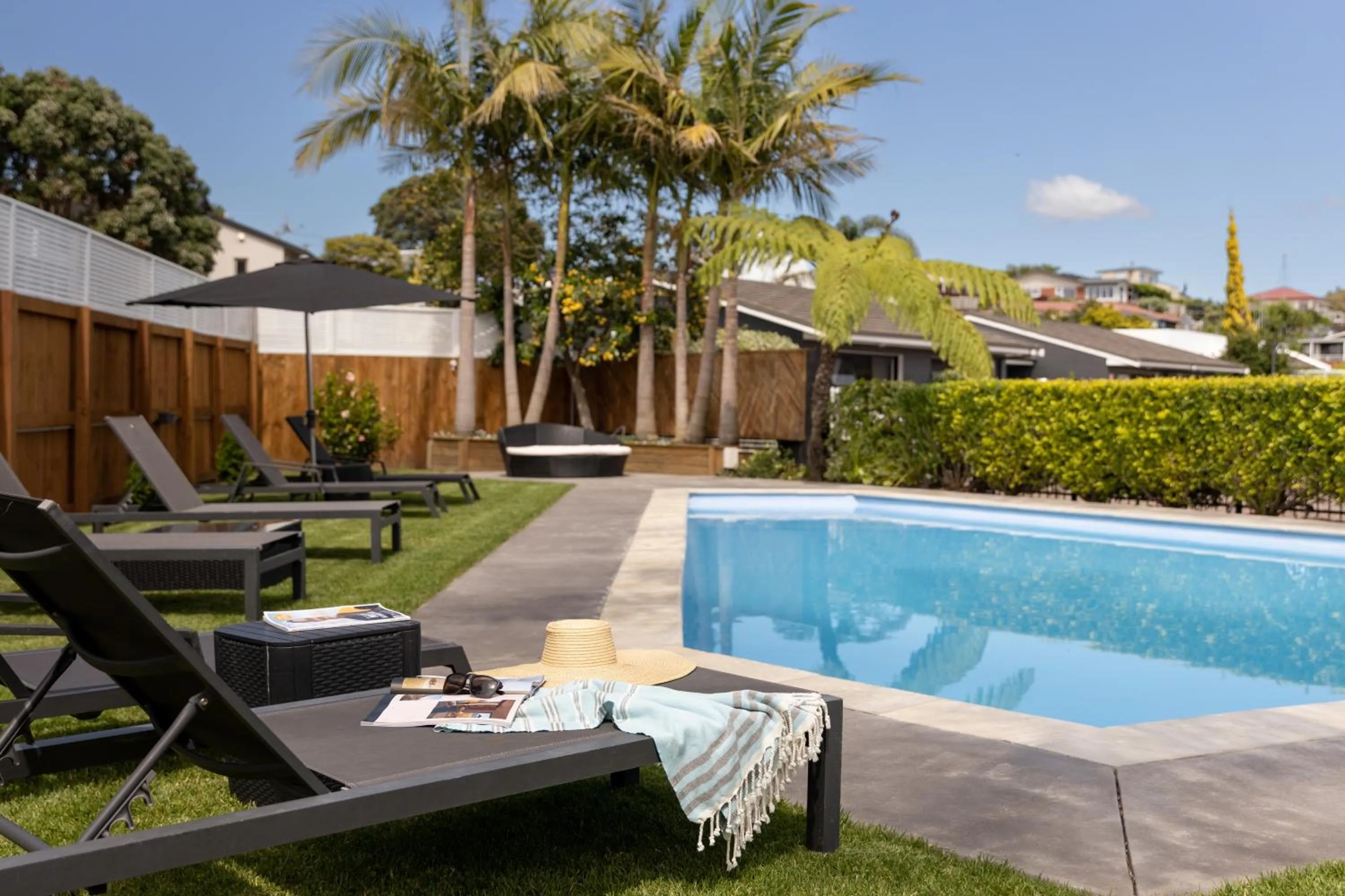 Swimming pool in Cobblestone Court Motel - Wenzel Motels