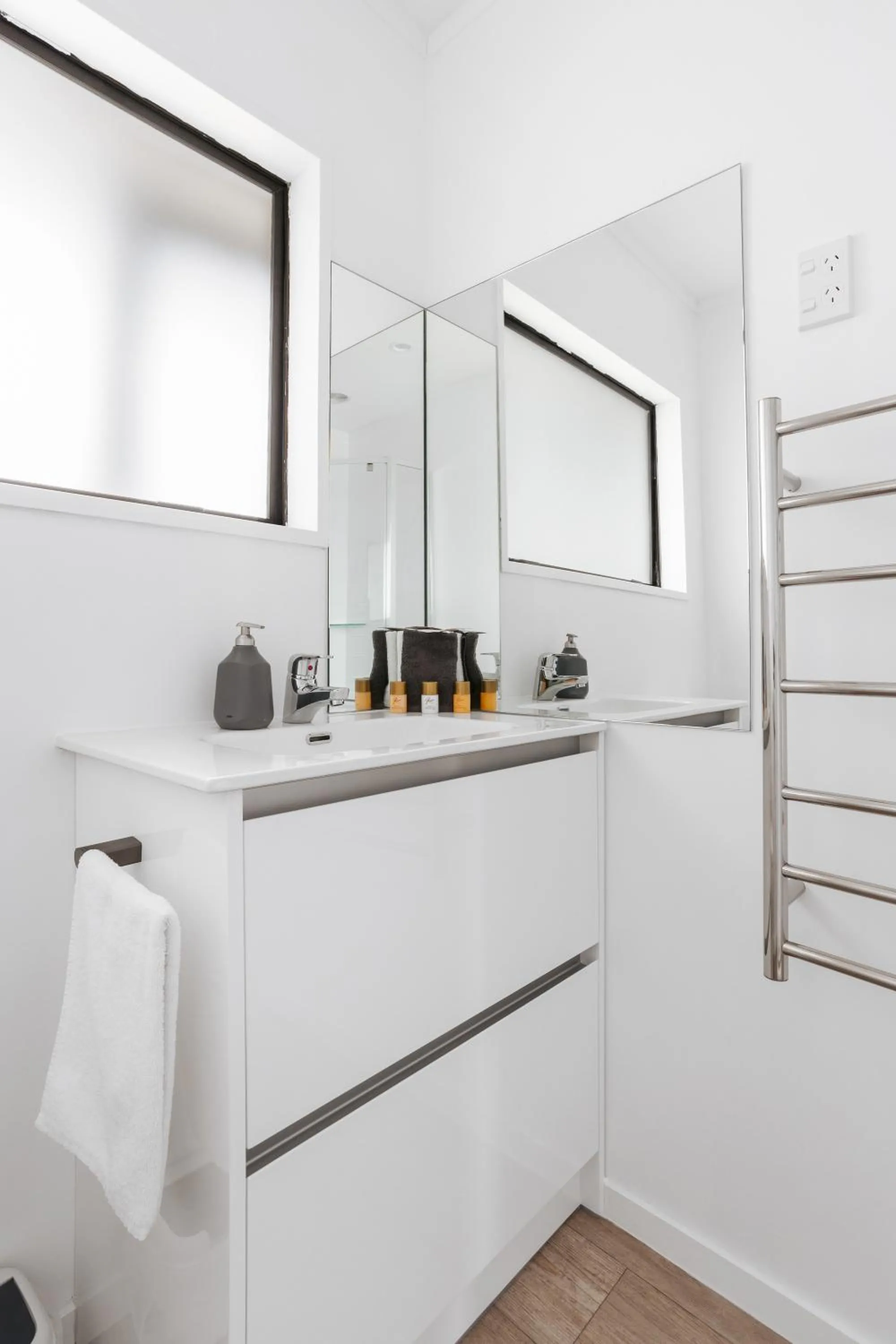 Bathroom in Cobblestone Court Motel - Wenzel Motels