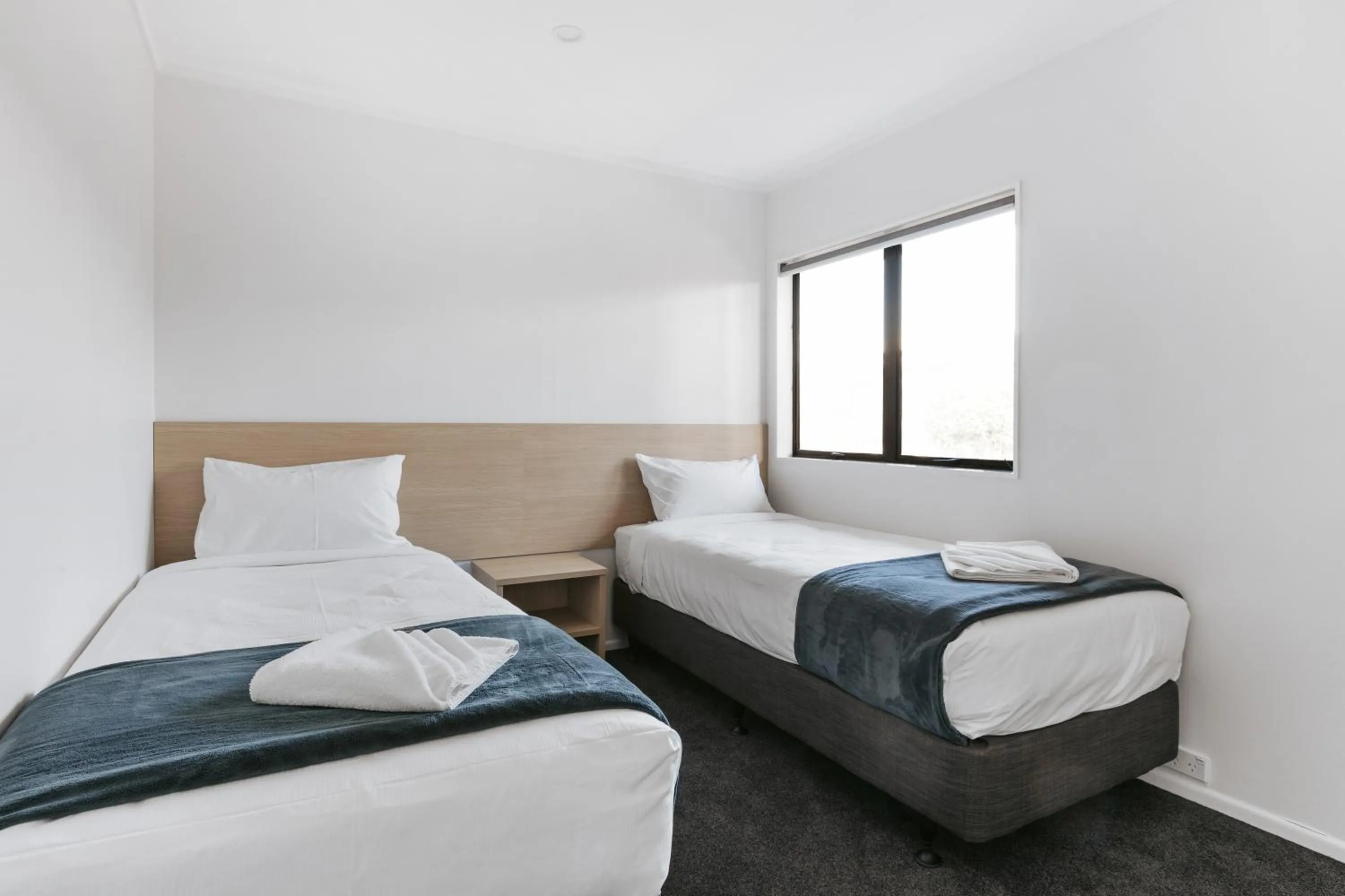 Bed in Cobblestone Court Motel - Wenzel Motels