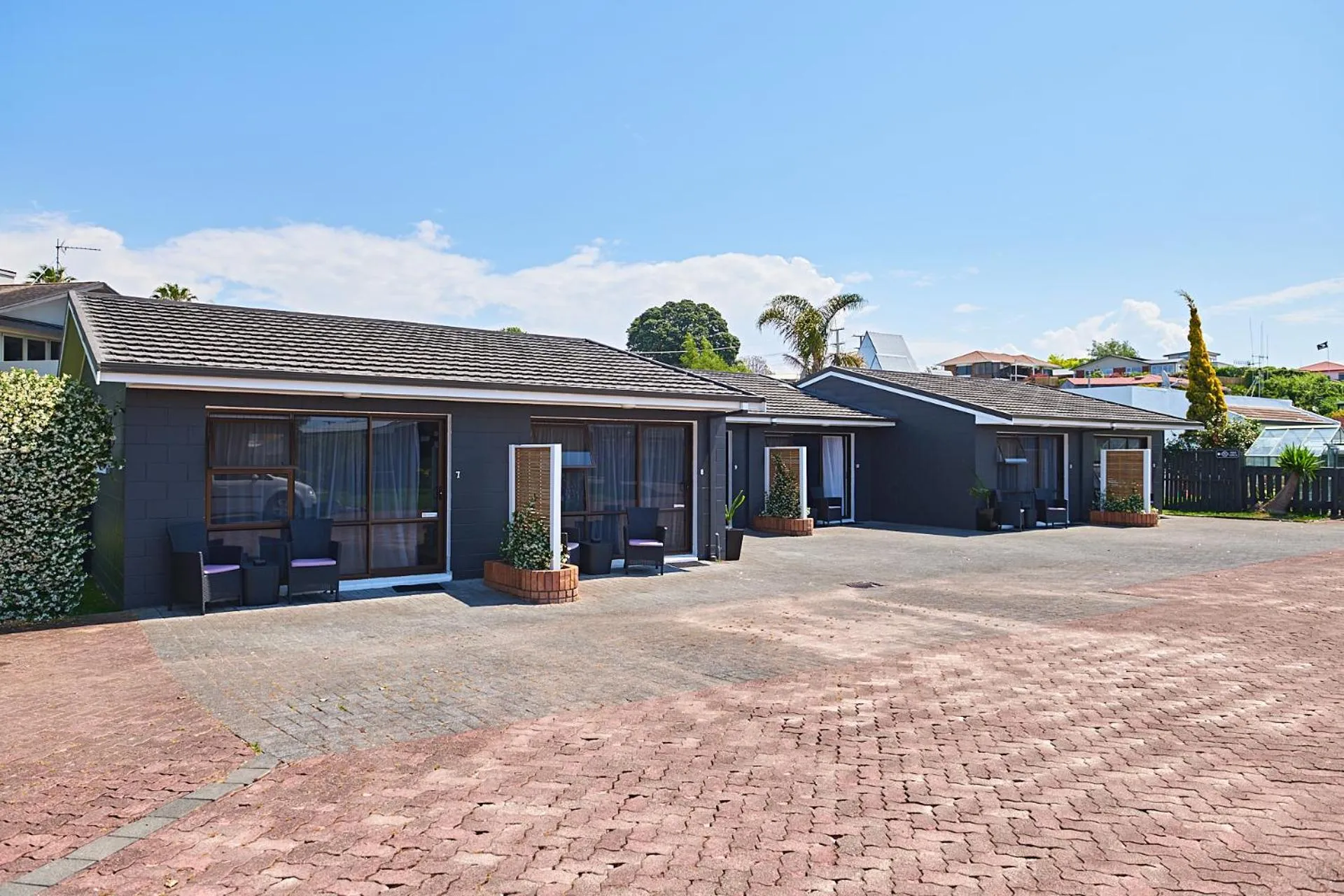 Property building in Cobblestone Court Motel - Wenzel Motels