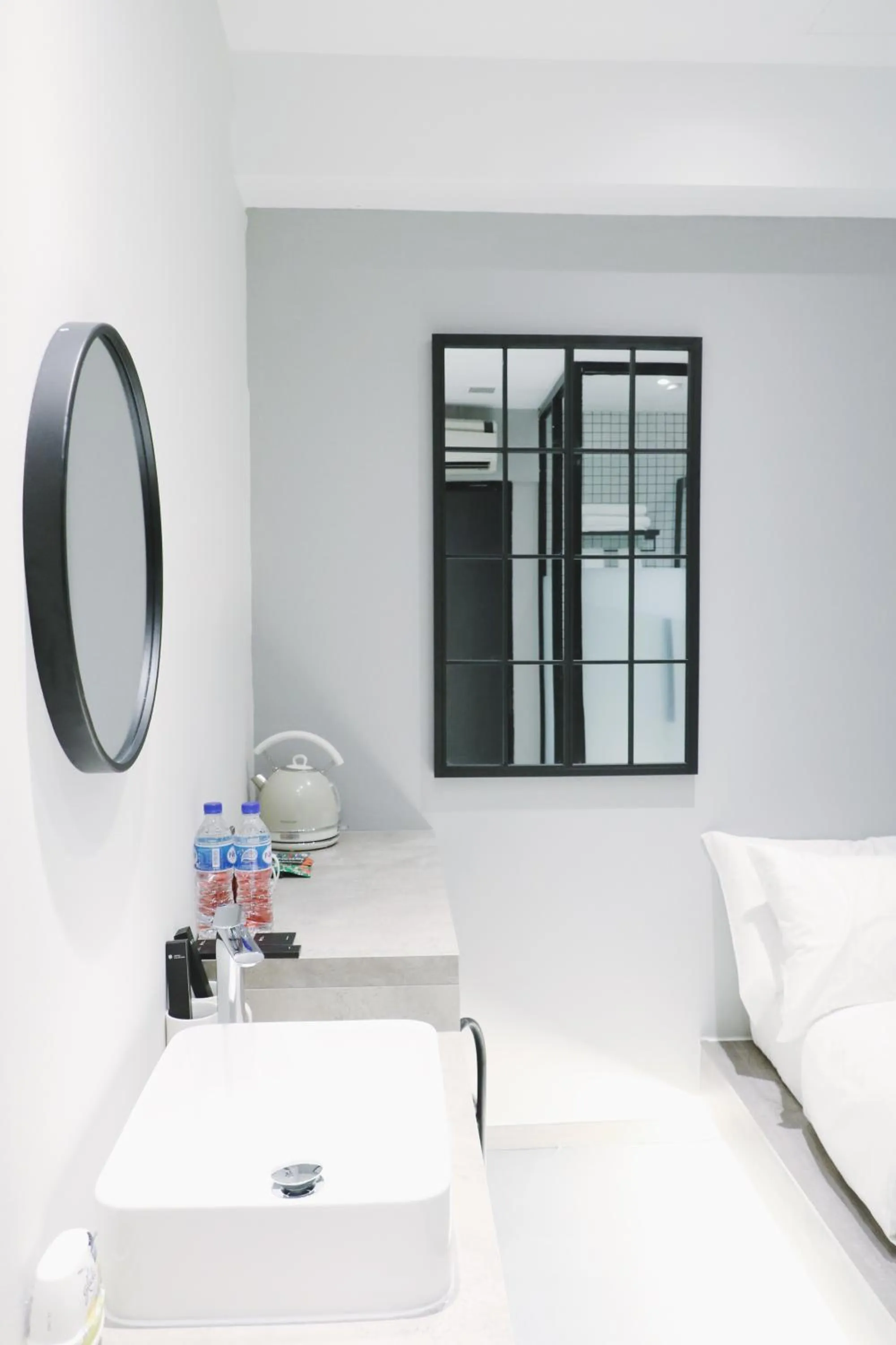 Bedroom, Bed in Rest Chinatown Hotel