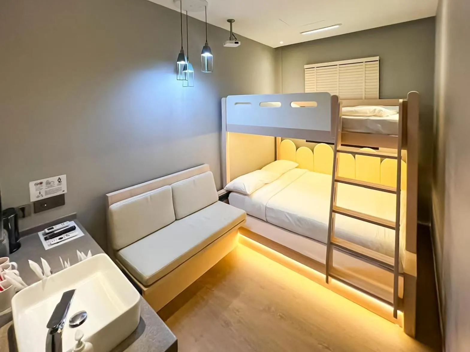 Bedroom, Bed in Rest Chinatown Hotel