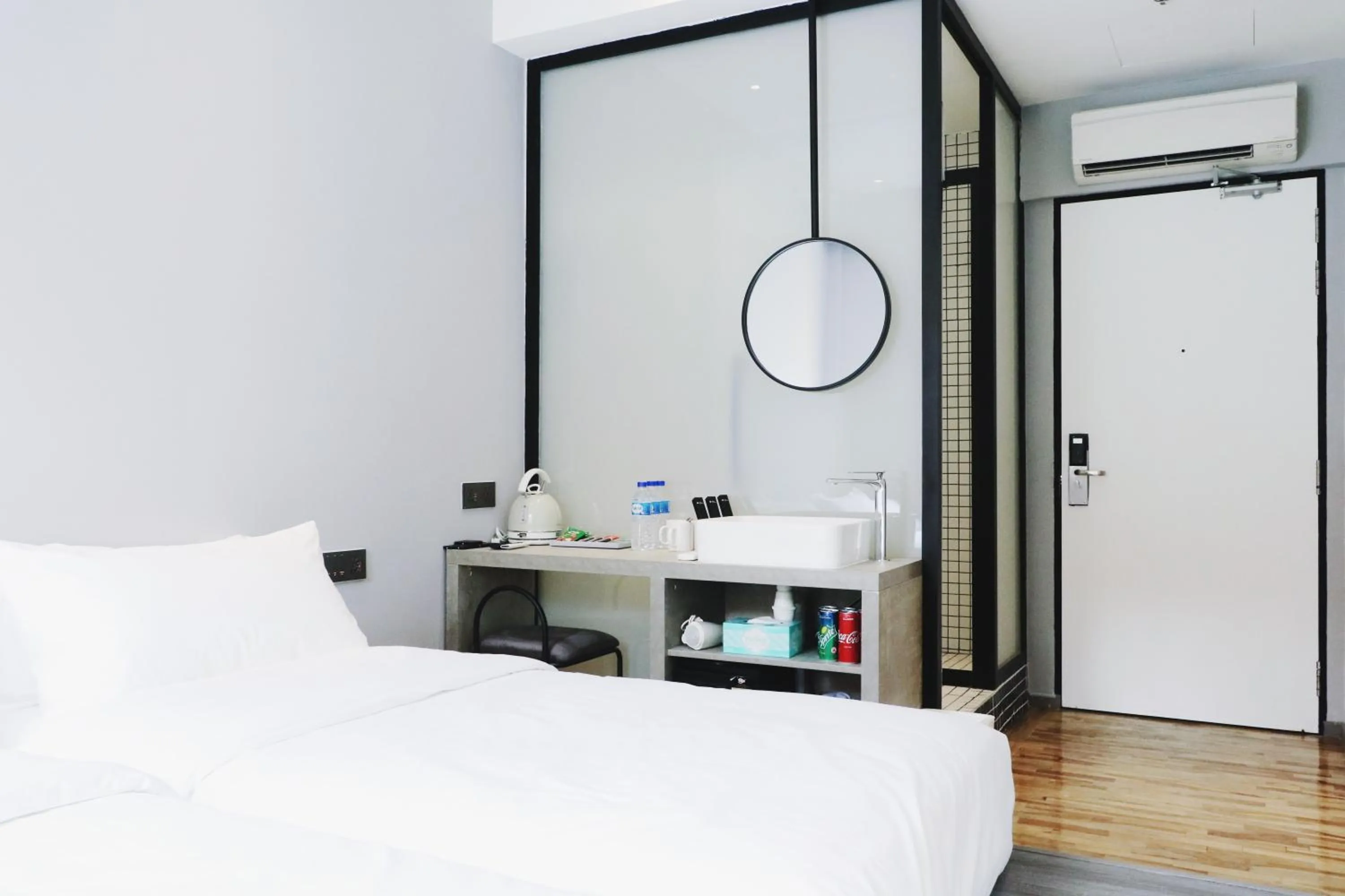 Photo of the whole room, Bed in Rest Chinatown Hotel