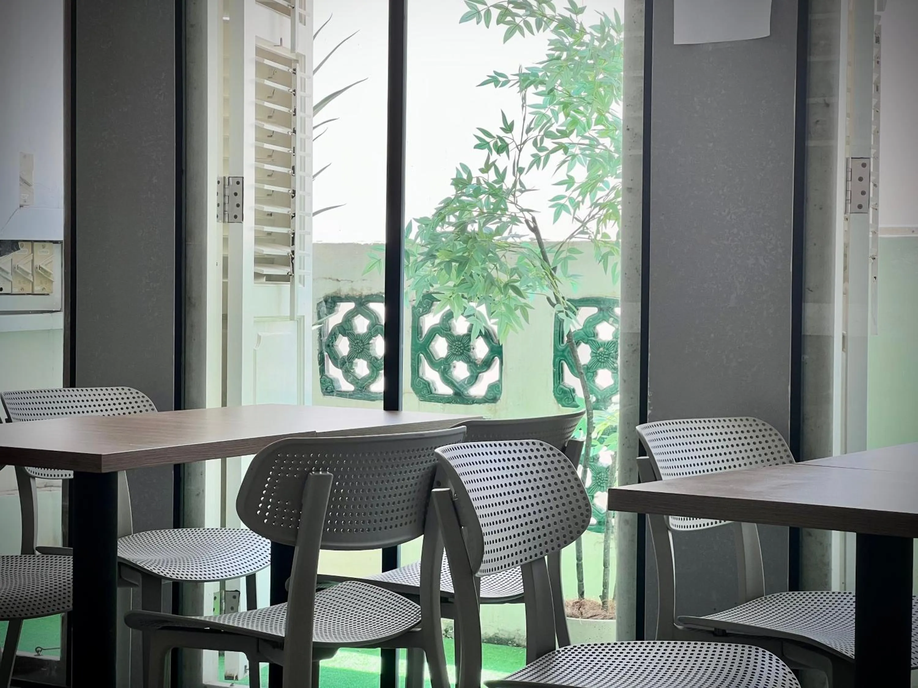 Dining area in Rest Chinatown Hotel