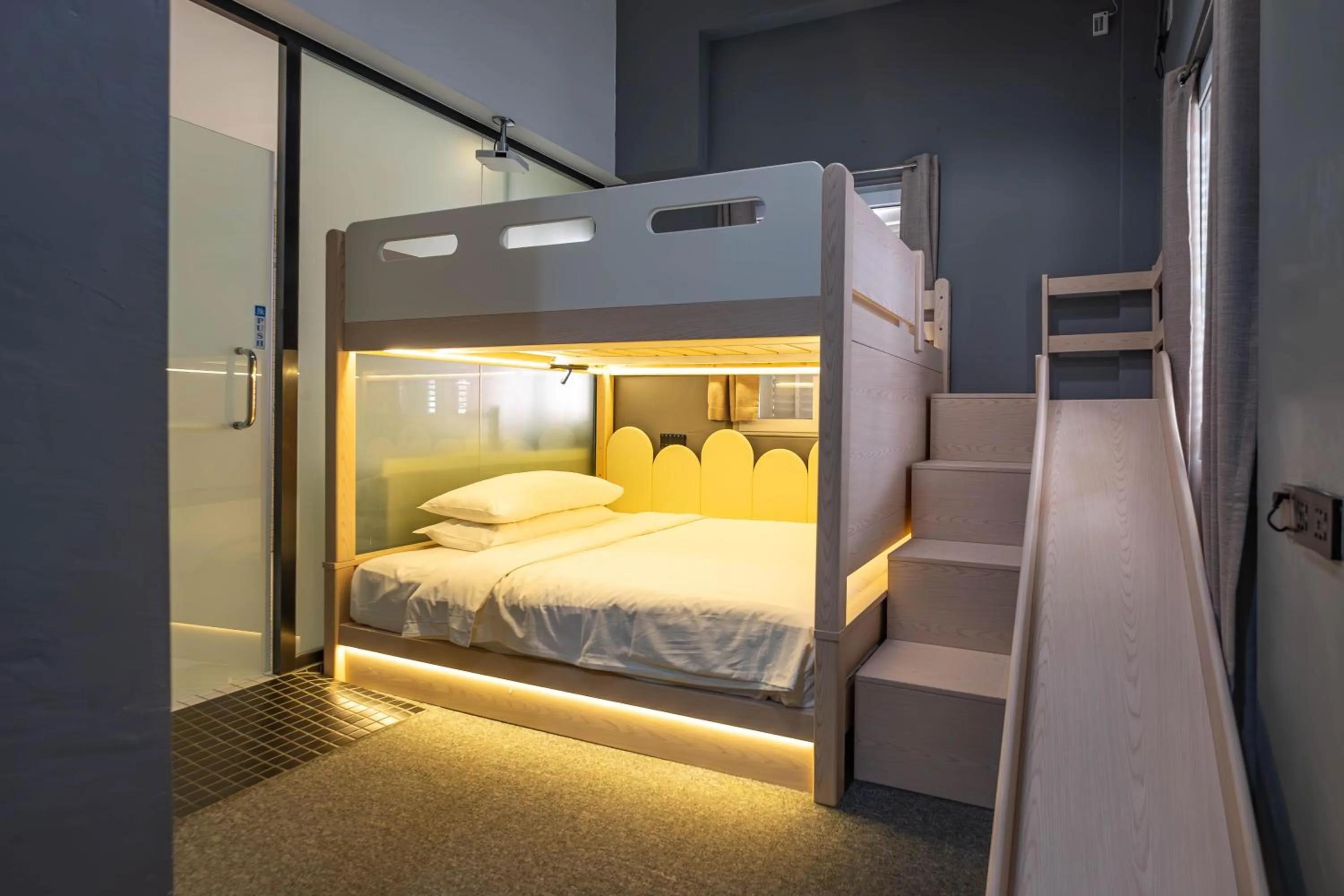 Bed in Rest Chinatown Hotel