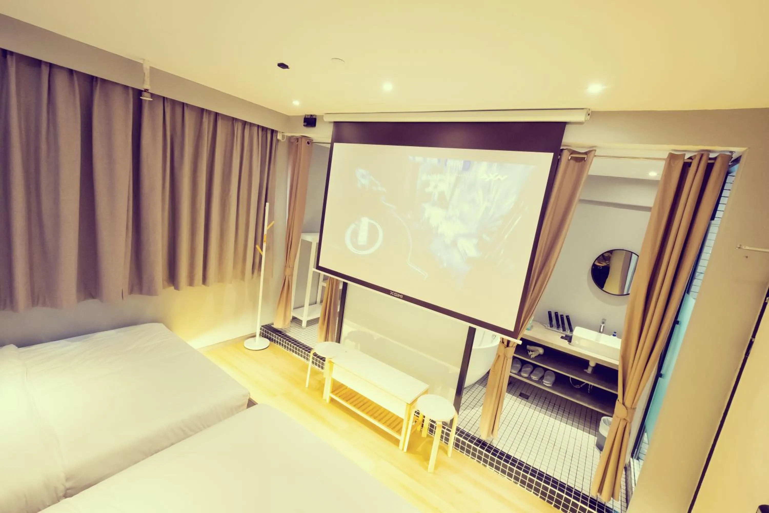 TV and multimedia, Bed in Hotel 1888 Collection