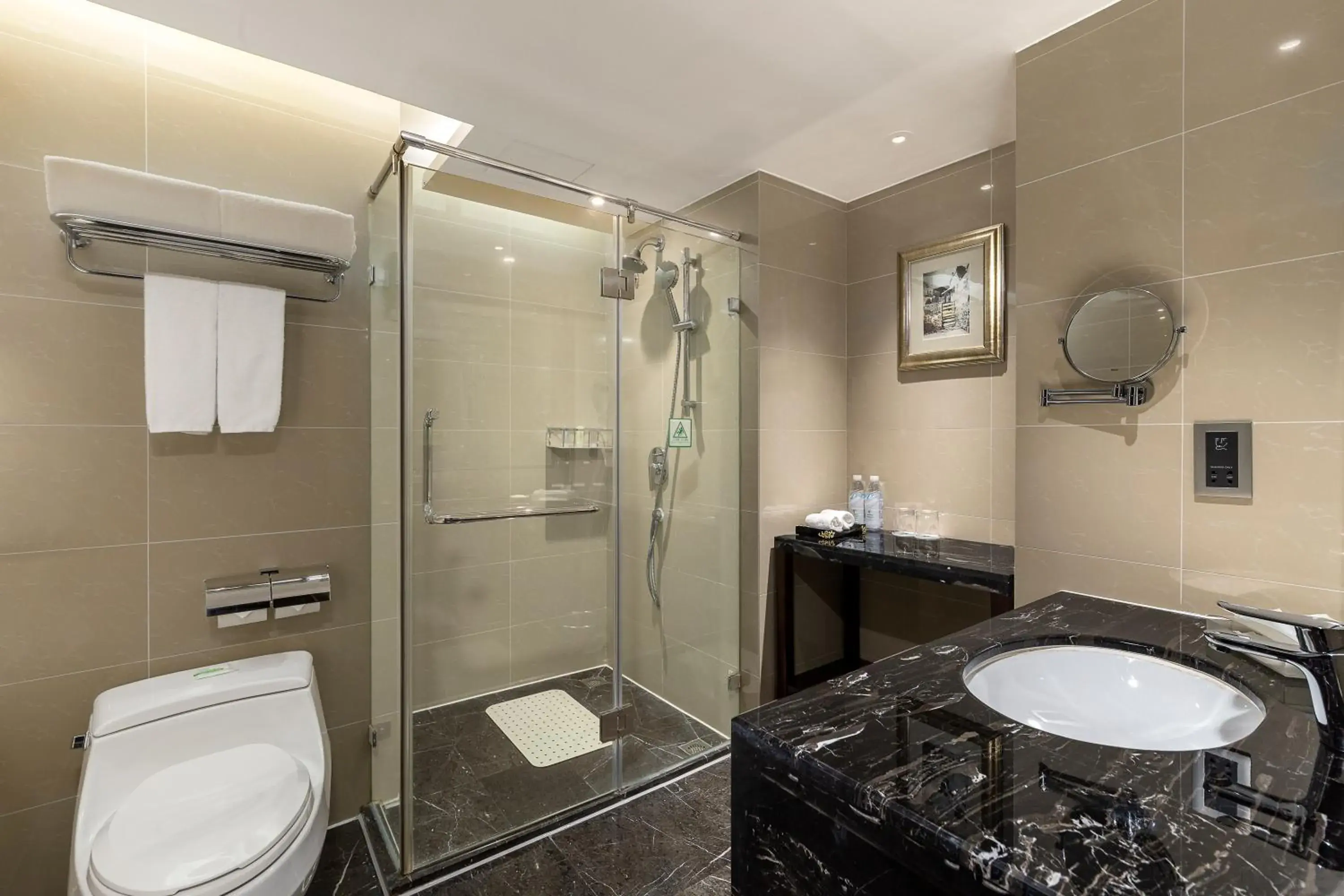 One-Bedroom King Suite with Dining in Holiday Inn Chengdu Century City-WestTower One-Bedroom King Suite with Dining in Holiday Inn Chengdu Century City-WestTower