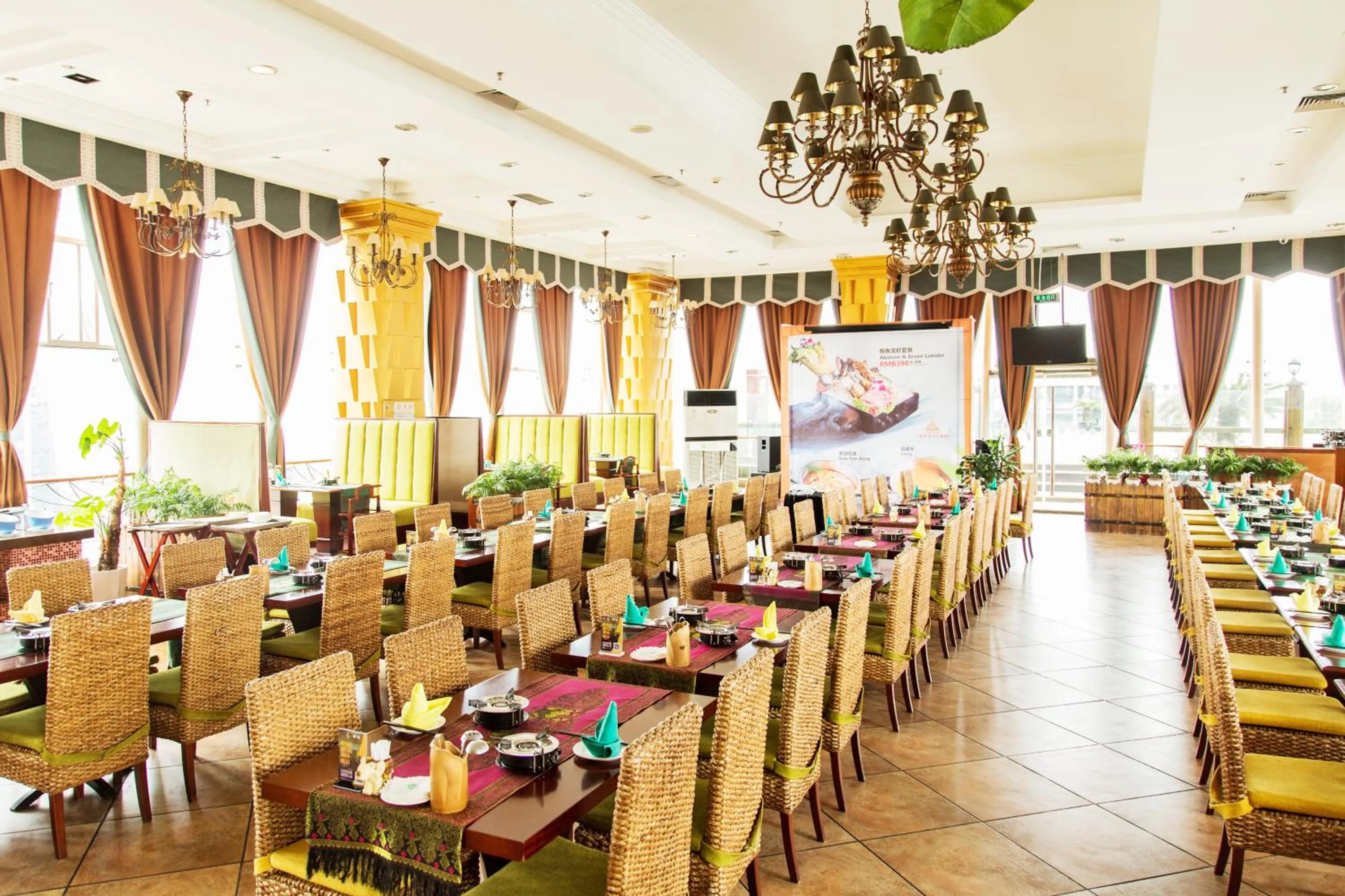 Restaurant/places to eat in Holiday Inn Chengdu Century City-WestTower