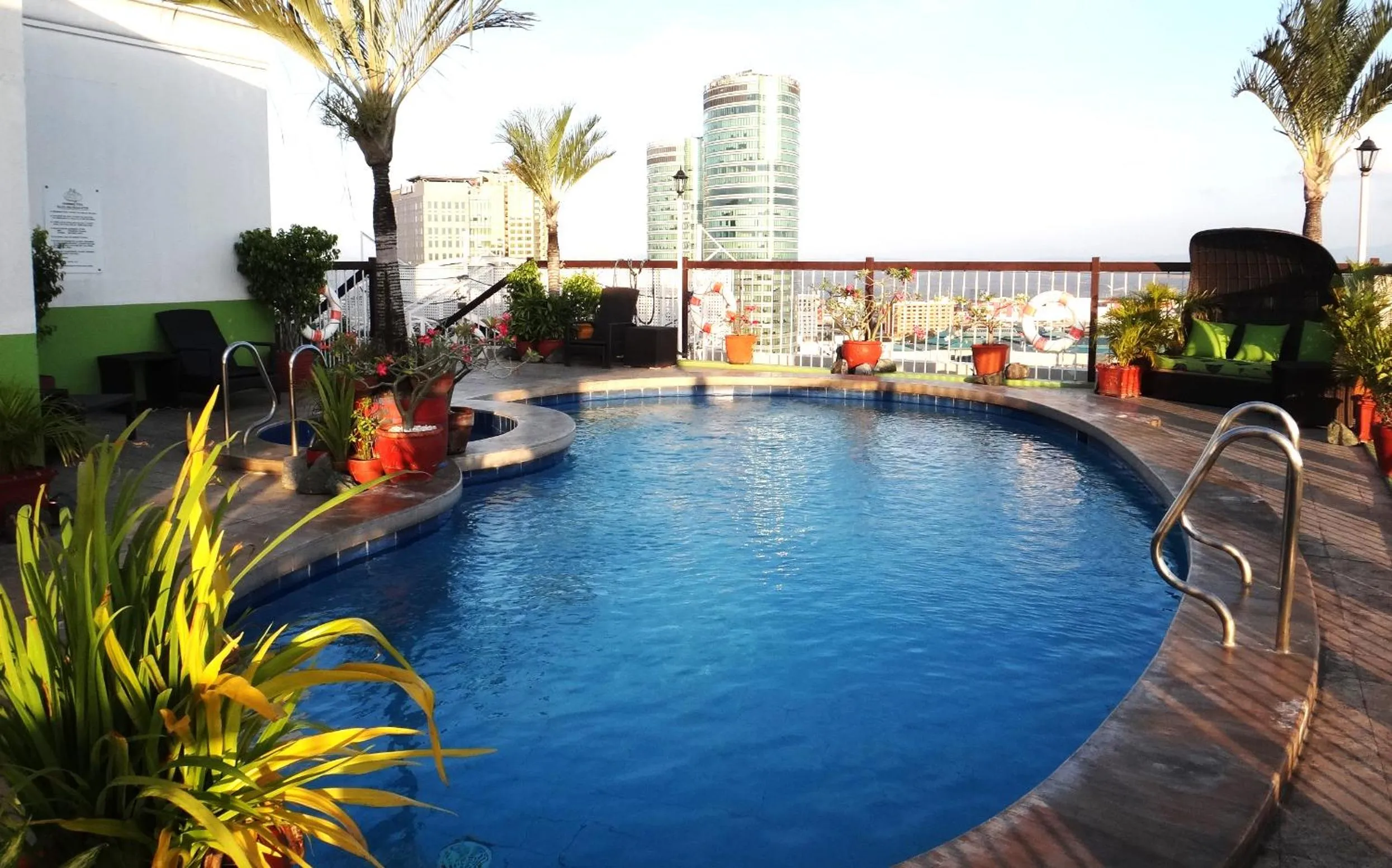 Swimming pool in Parque España Residence Hotel