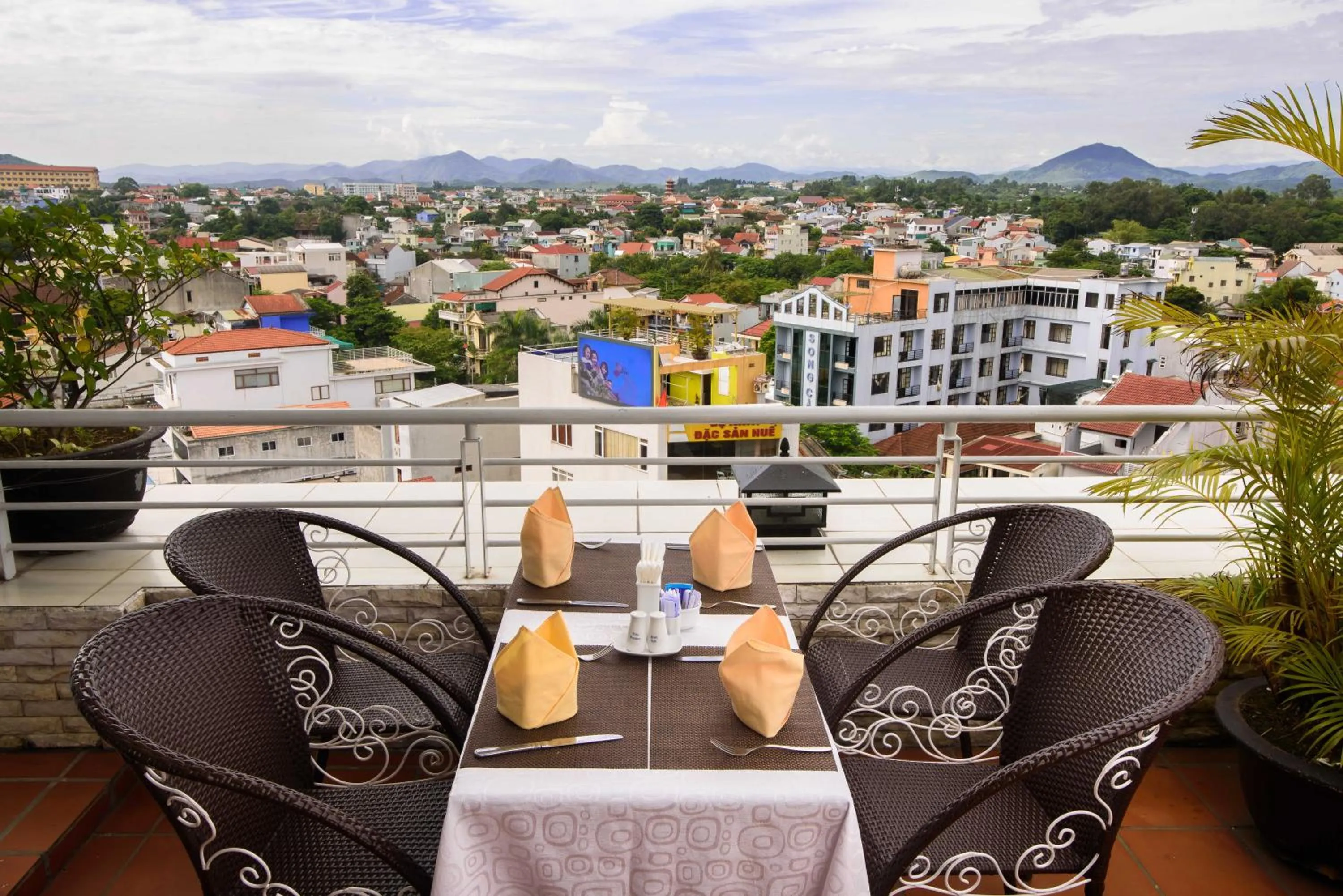 Restaurant/places to eat in Mondial Hotel Hue