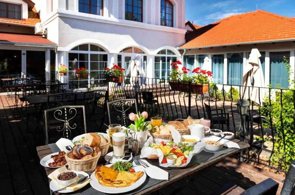Patio in Bodrogi Kúria Wellness Hotel